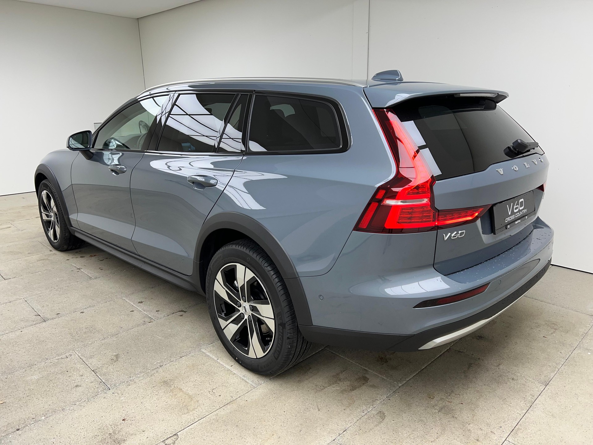 VOLVO V60 Cross Country 2.0 B4 Ultimate AWD / ab 3,99% Leasing bei Abschluss einer Protect Autoversicherung-showroom-element-3