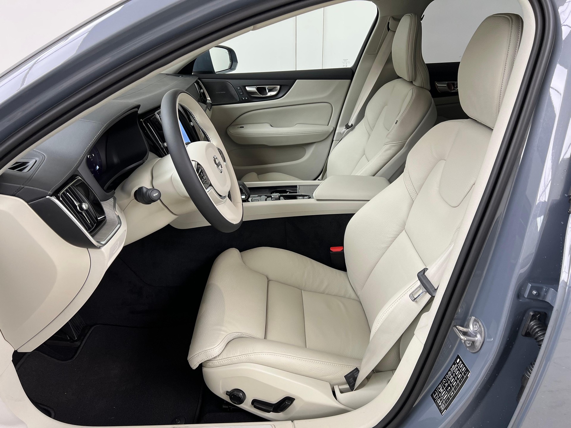 VOLVO V60 Cross Country 2.0 B4 Ultimate AWD / ab 3,99% Leasing bei Abschluss einer Protect Autoversicherung-image-8