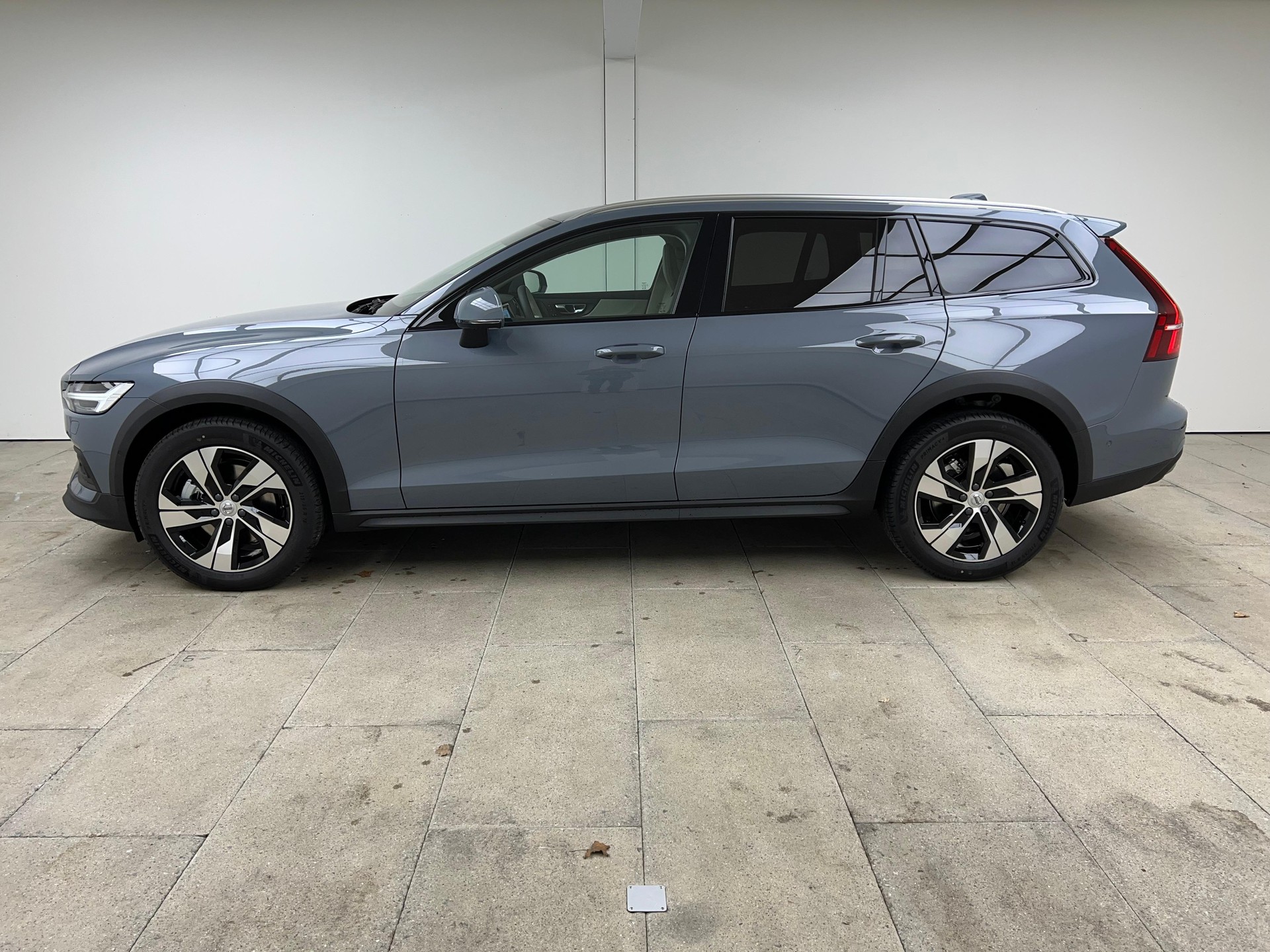 VOLVO V60 Cross Country 2.0 B4 Ultimate AWD / ab 3,99% Leasing bei Abschluss einer Protect Autoversicherung-showroom-element-2