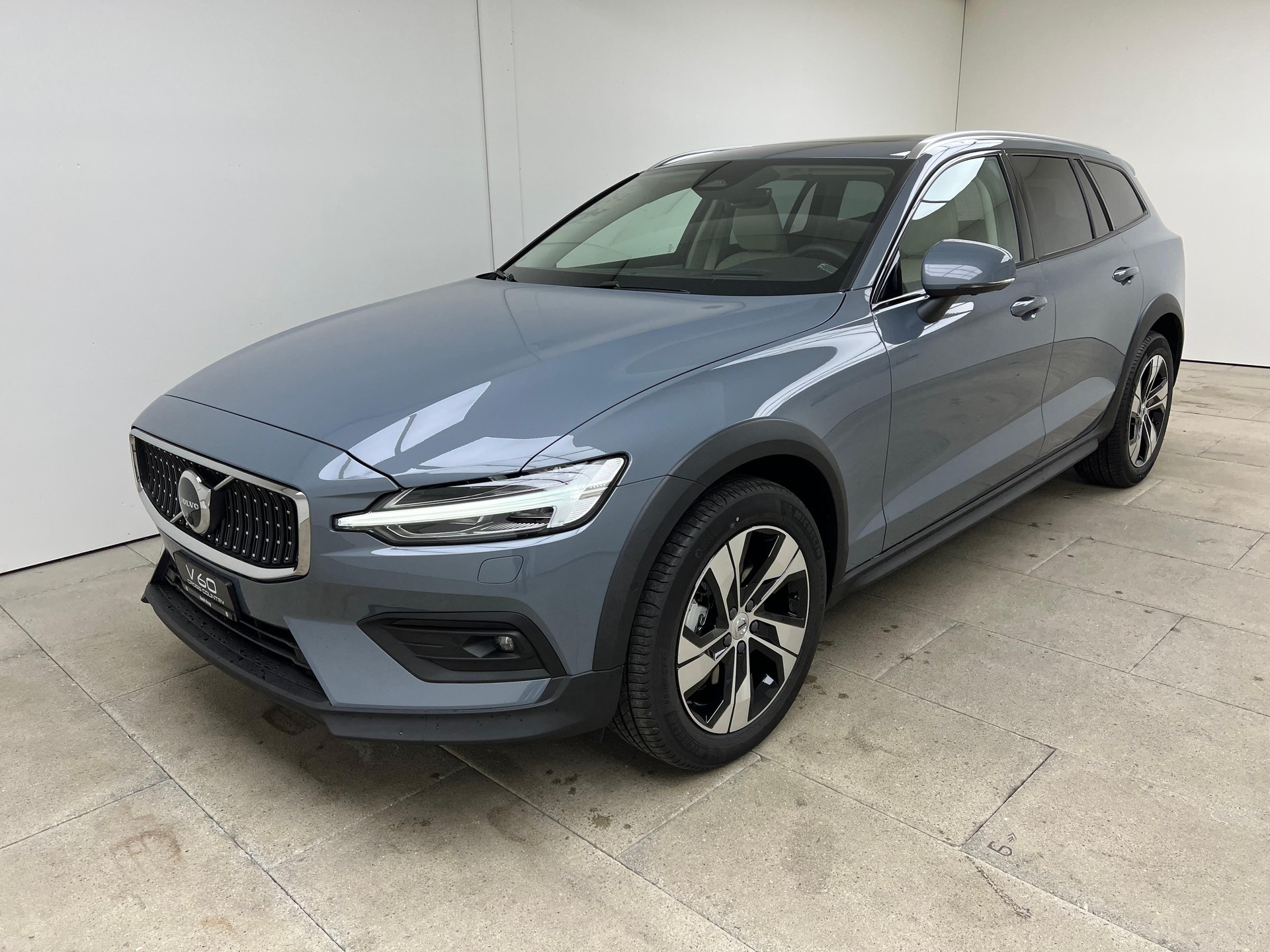 VOLVO V60 Cross Country 2.0 B4 Ultimate AWD / ab 3,99% Leasing bei Abschluss einer Protect Autoversicherung-showroom-element-1
