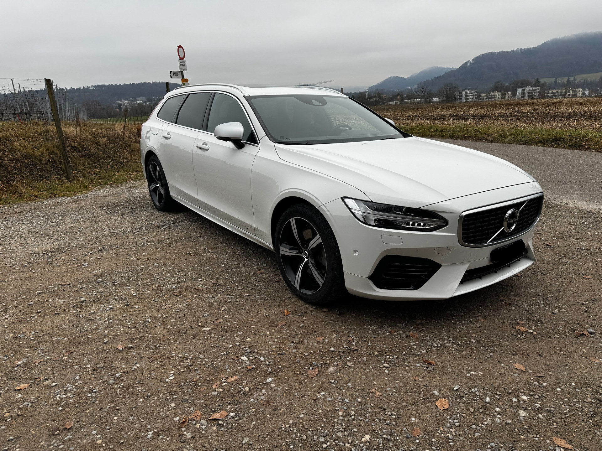 VOLVO V90 T8 eAWD Twin Engine R-Design Geartronic-image-1