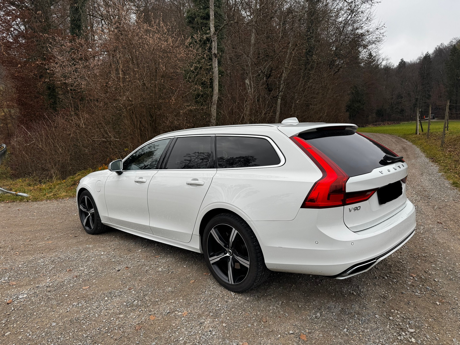 VOLVO V90 T8 eAWD Twin Engine R-Design Geartronic-image-2