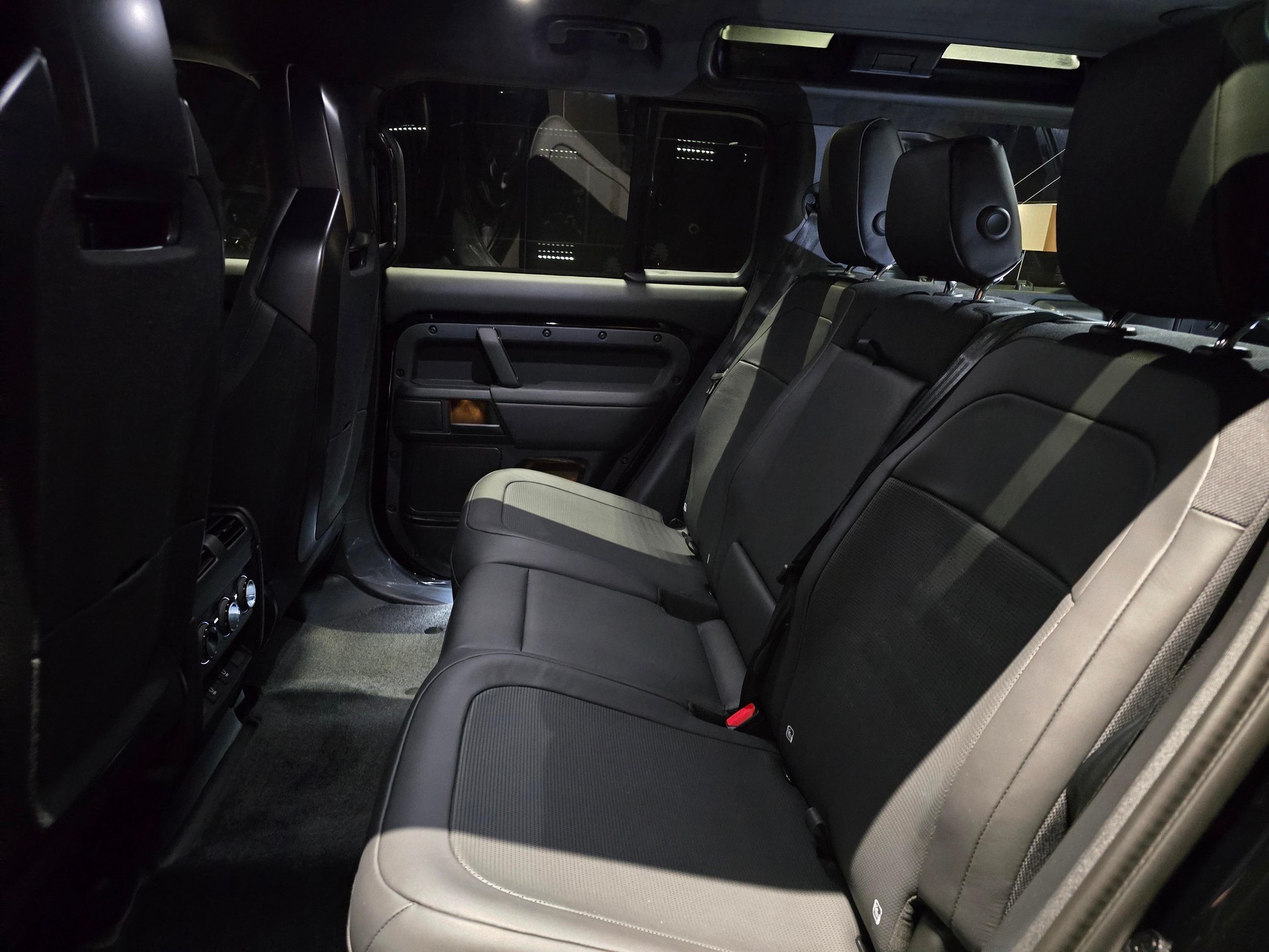 LAND ROVER Defender 110 4.4 V8 Octa Black-image-6