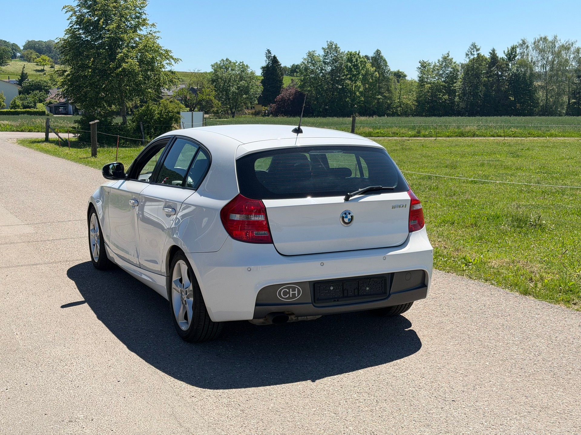 BMW 120i-image-3