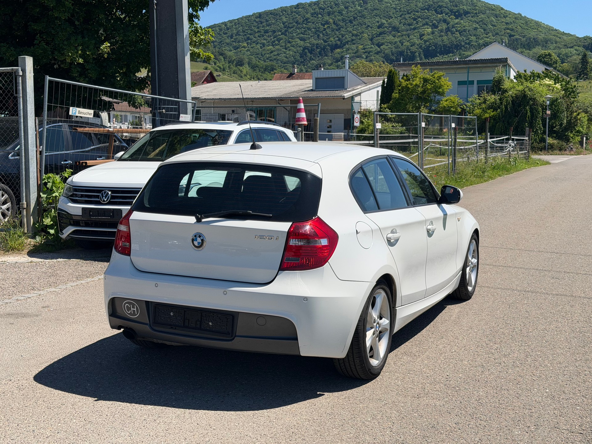BMW 120i-image-5