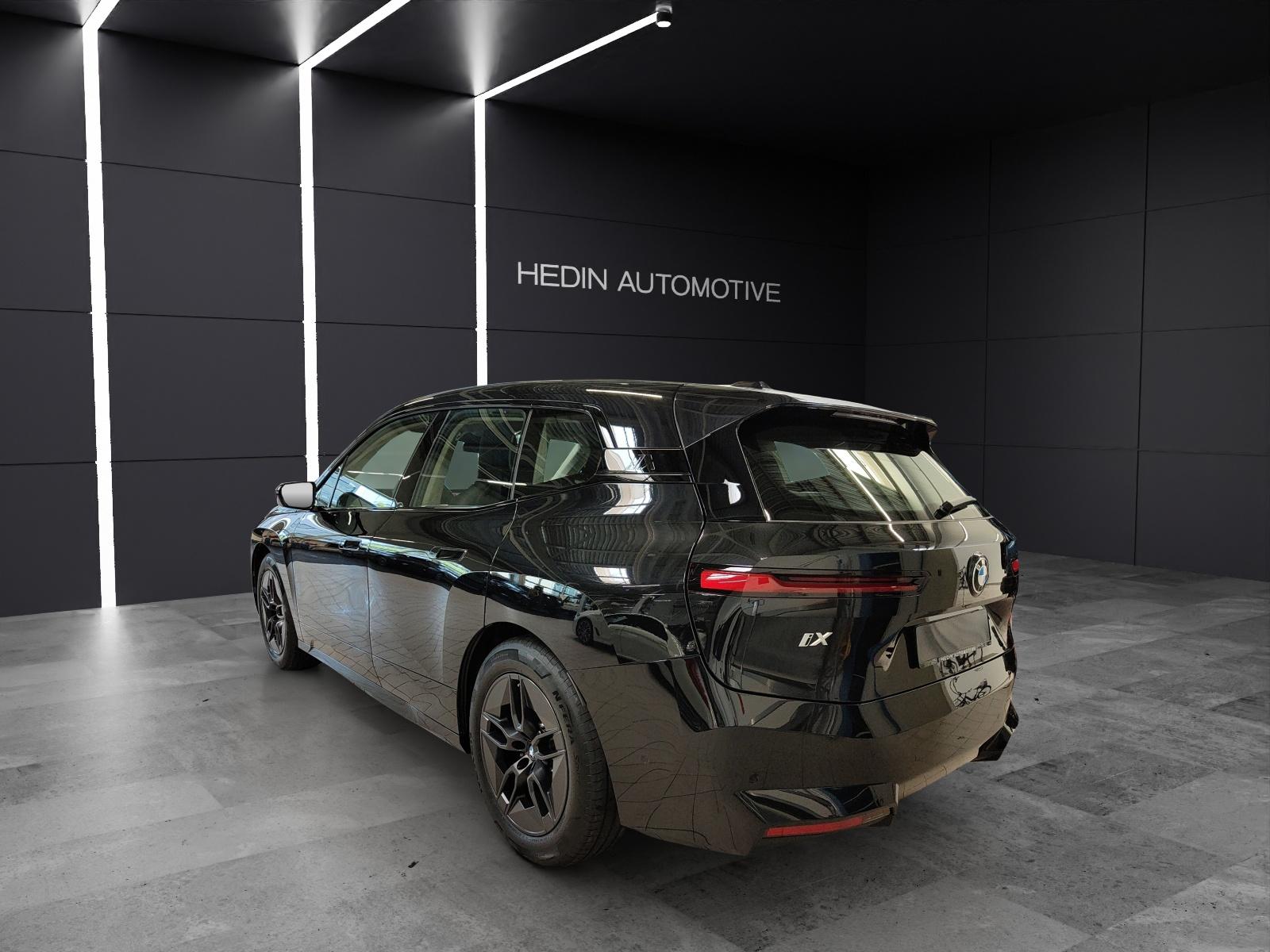BMW iX xDrive60-showroom-element-3