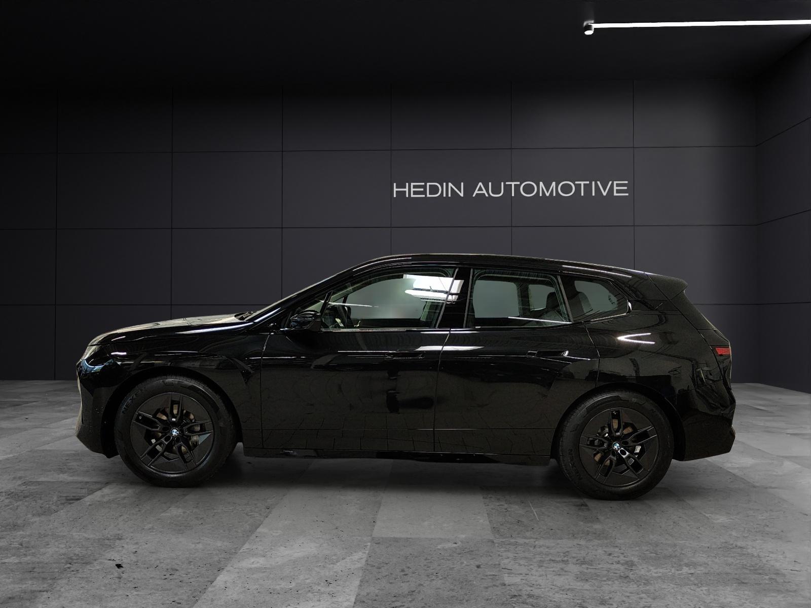 BMW iX xDrive60-showroom-element-1
