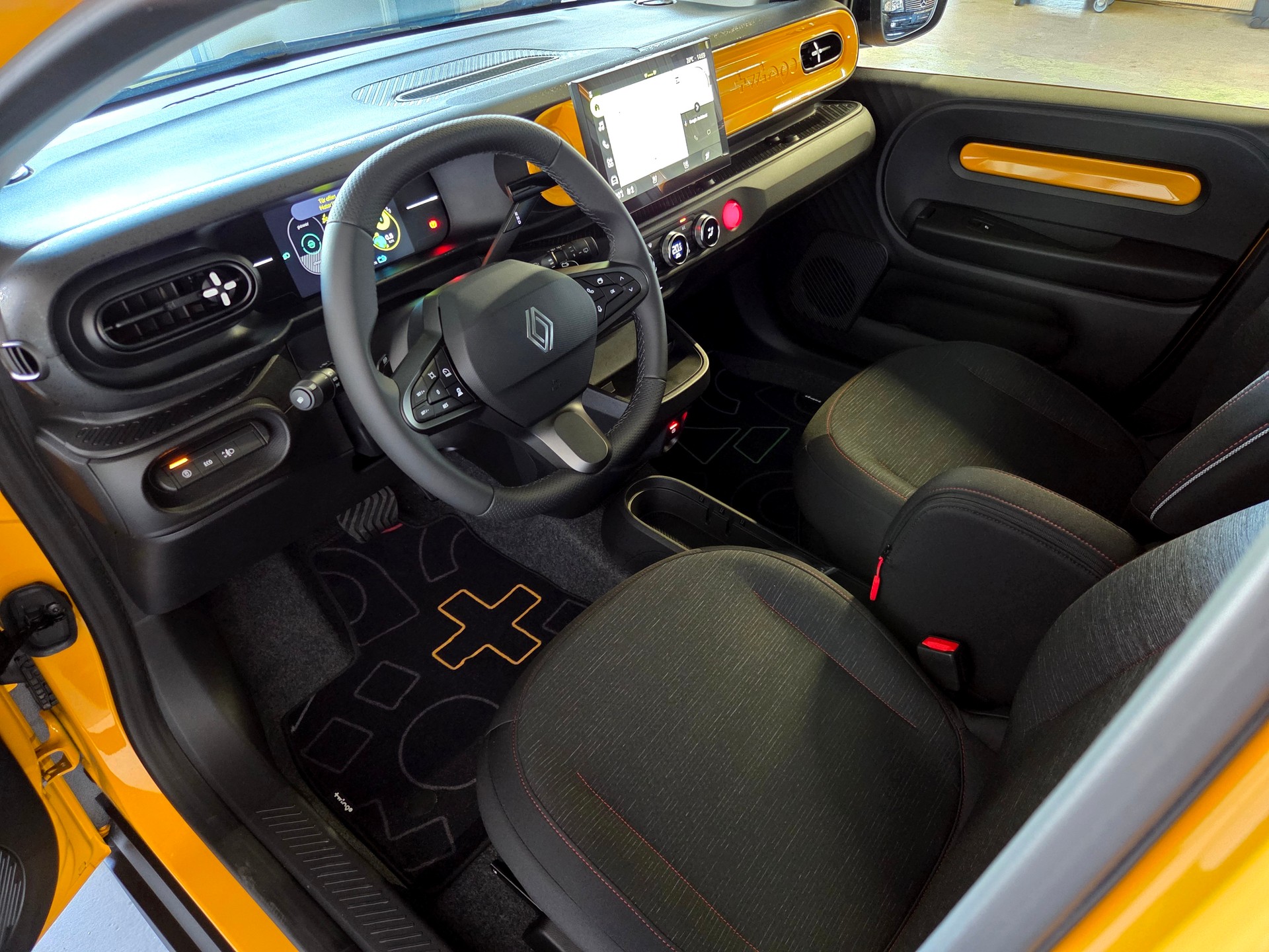 RENAULT Twingo E-Tech Urban Range techno-showroom-element-3
