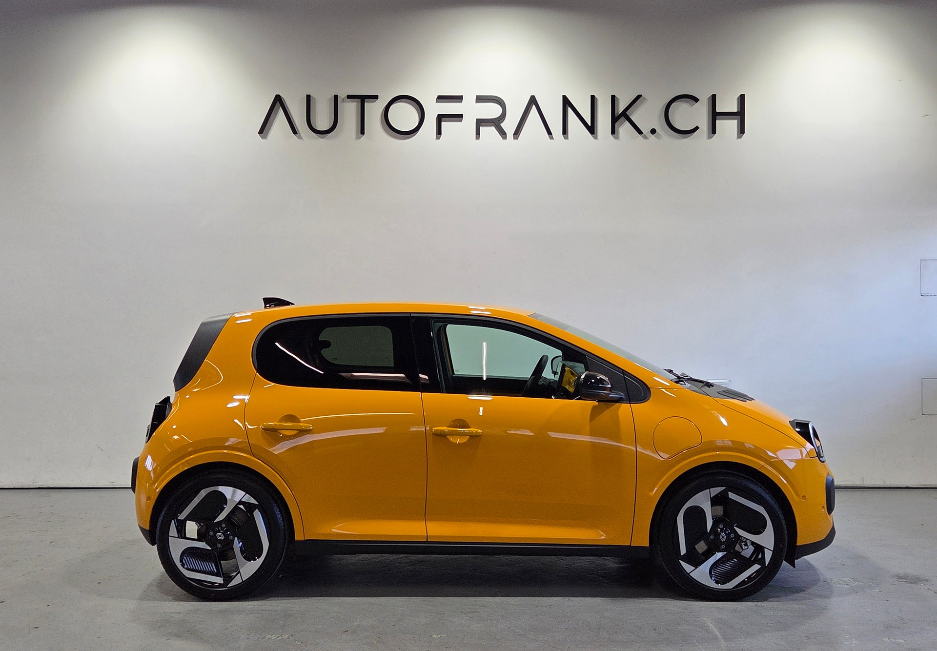 RENAULT Twingo E-Tech Urban Range techno-showroom-element-1