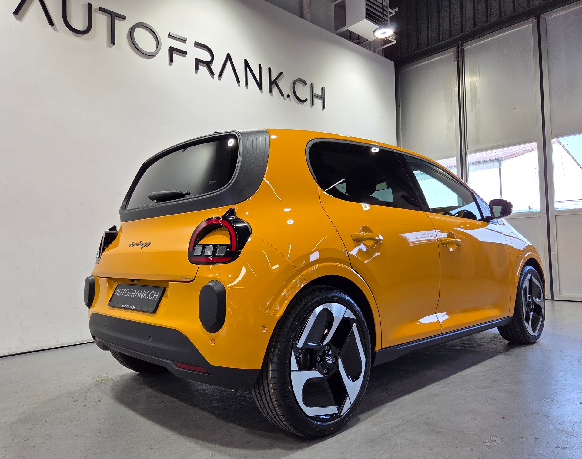 RENAULT Twingo E-Tech Urban Range techno-showroom-element-2