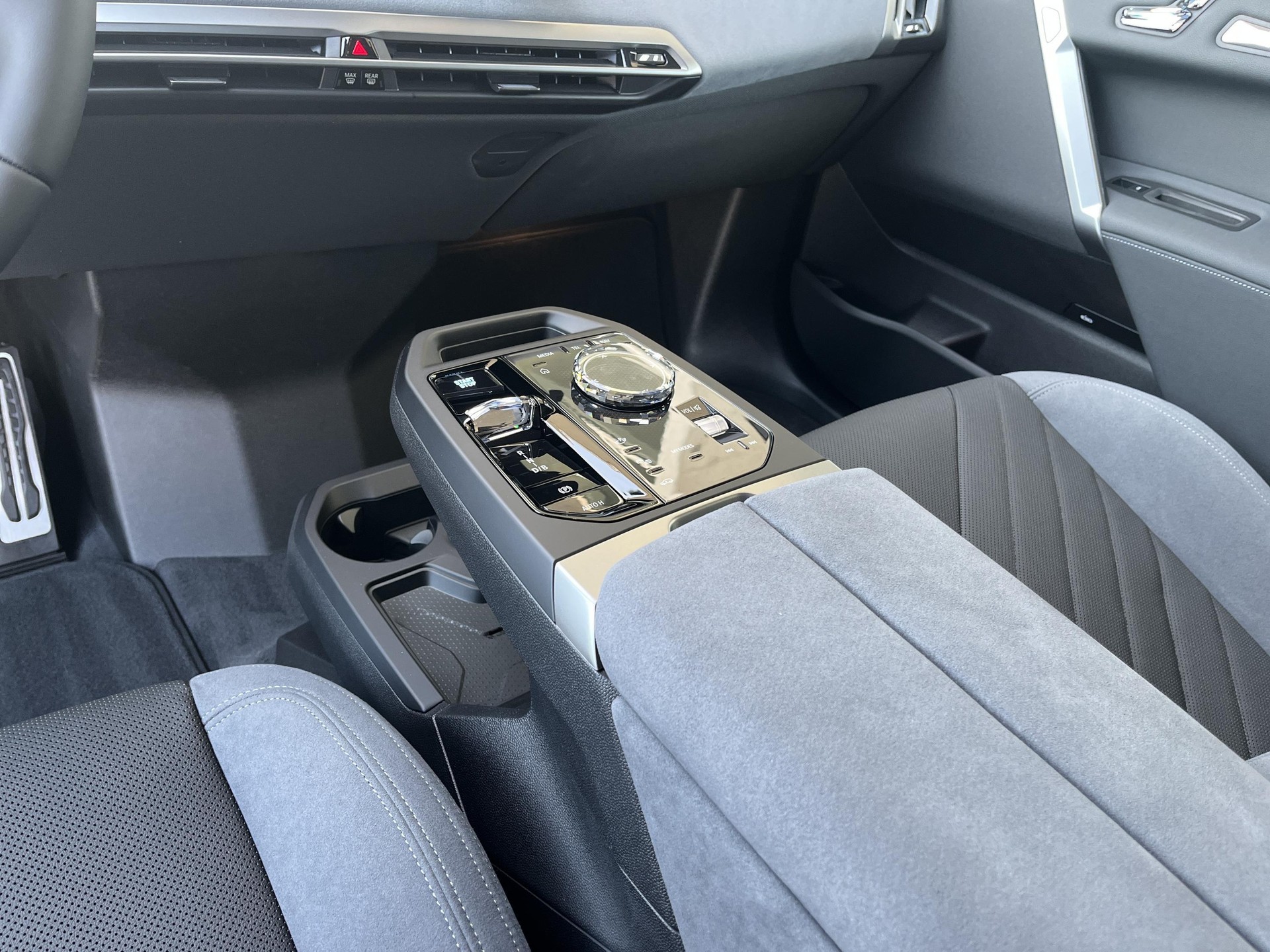 BMW iX M70 xDrive-image-13