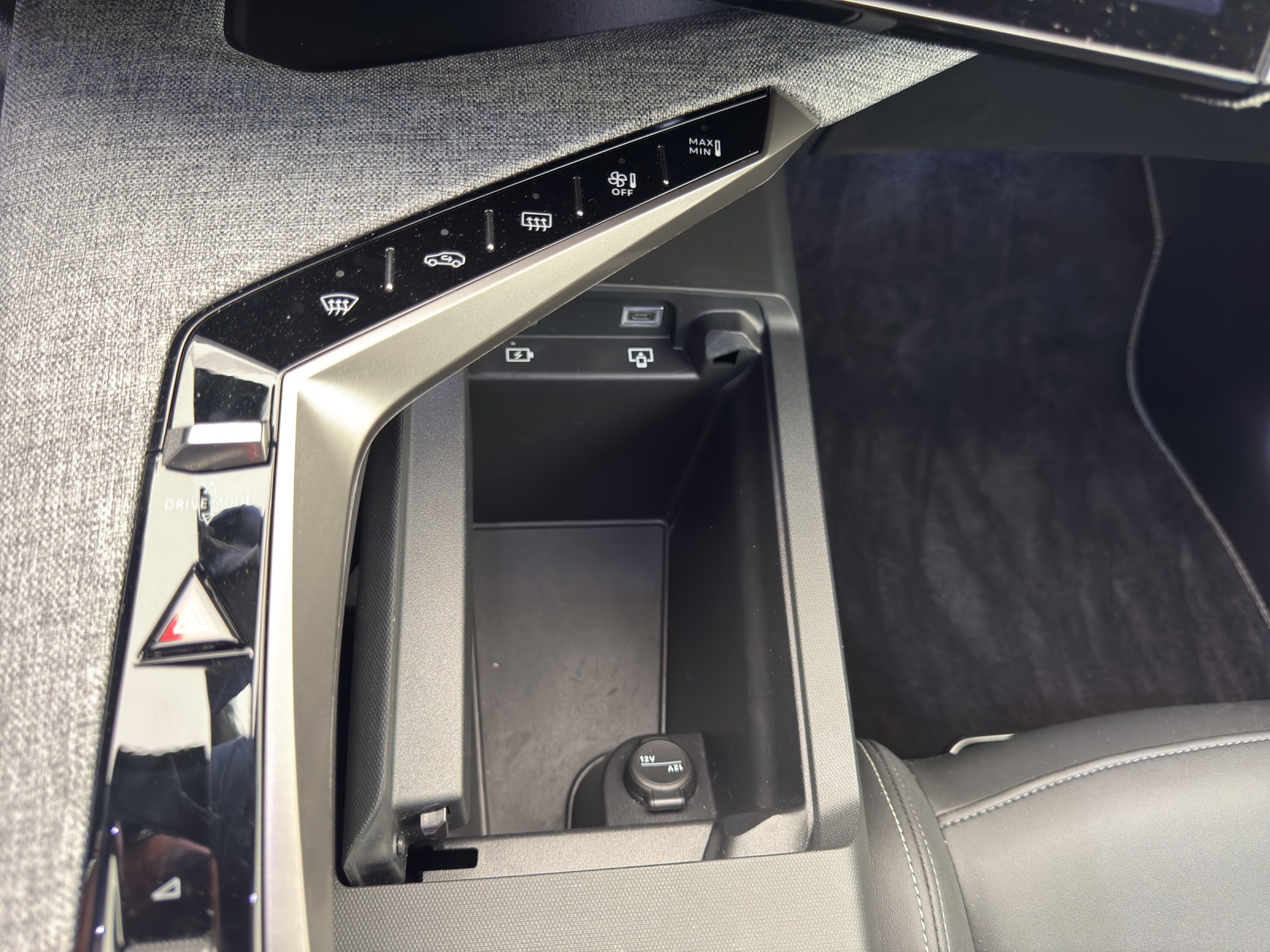 PEUGEOT 3008 1.2 Hybrid 145PS GT *Automat*-image-17