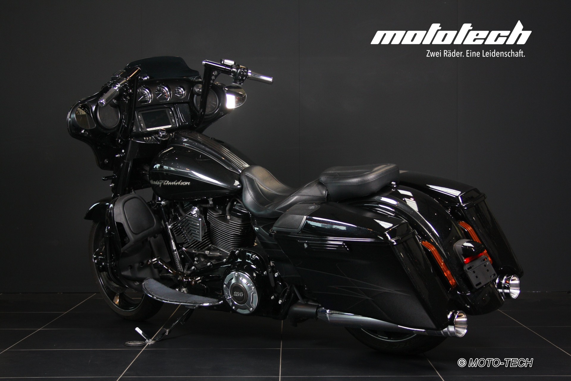 HARLEY-DAVIDSON FLHXSE-showroom-element-3