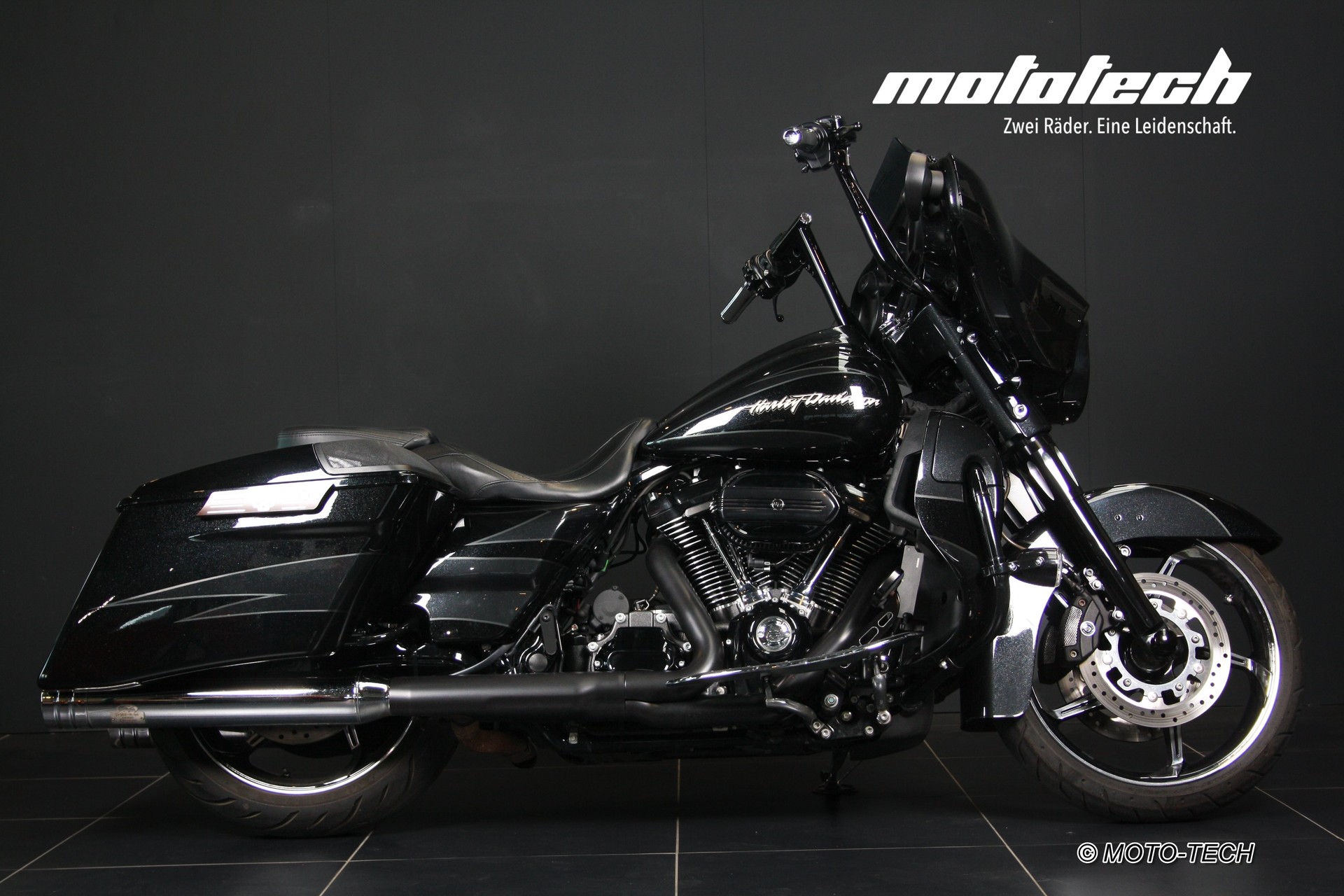 HARLEY-DAVIDSON FLHXSE-showroom-element-1