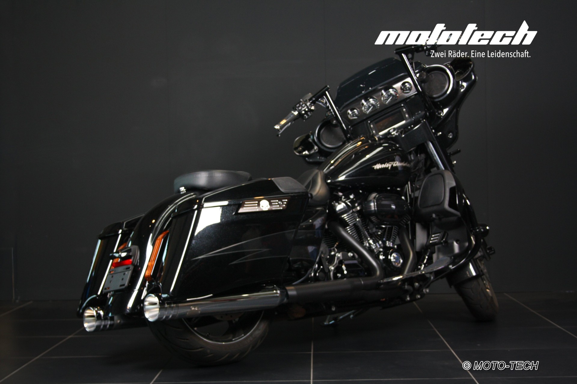 HARLEY-DAVIDSON FLHXSE-showroom-element-2