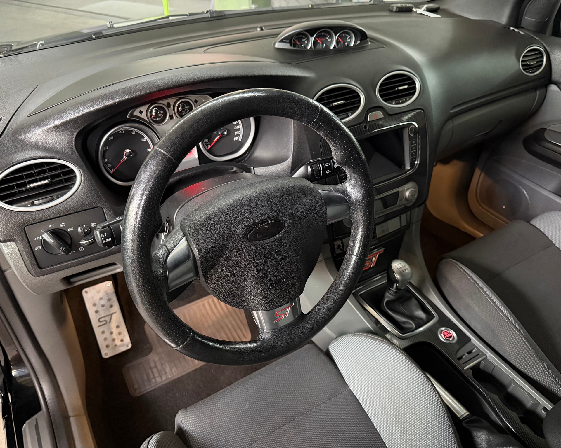 FORD Focus 2.5 Turbo ST-showroom-element-3