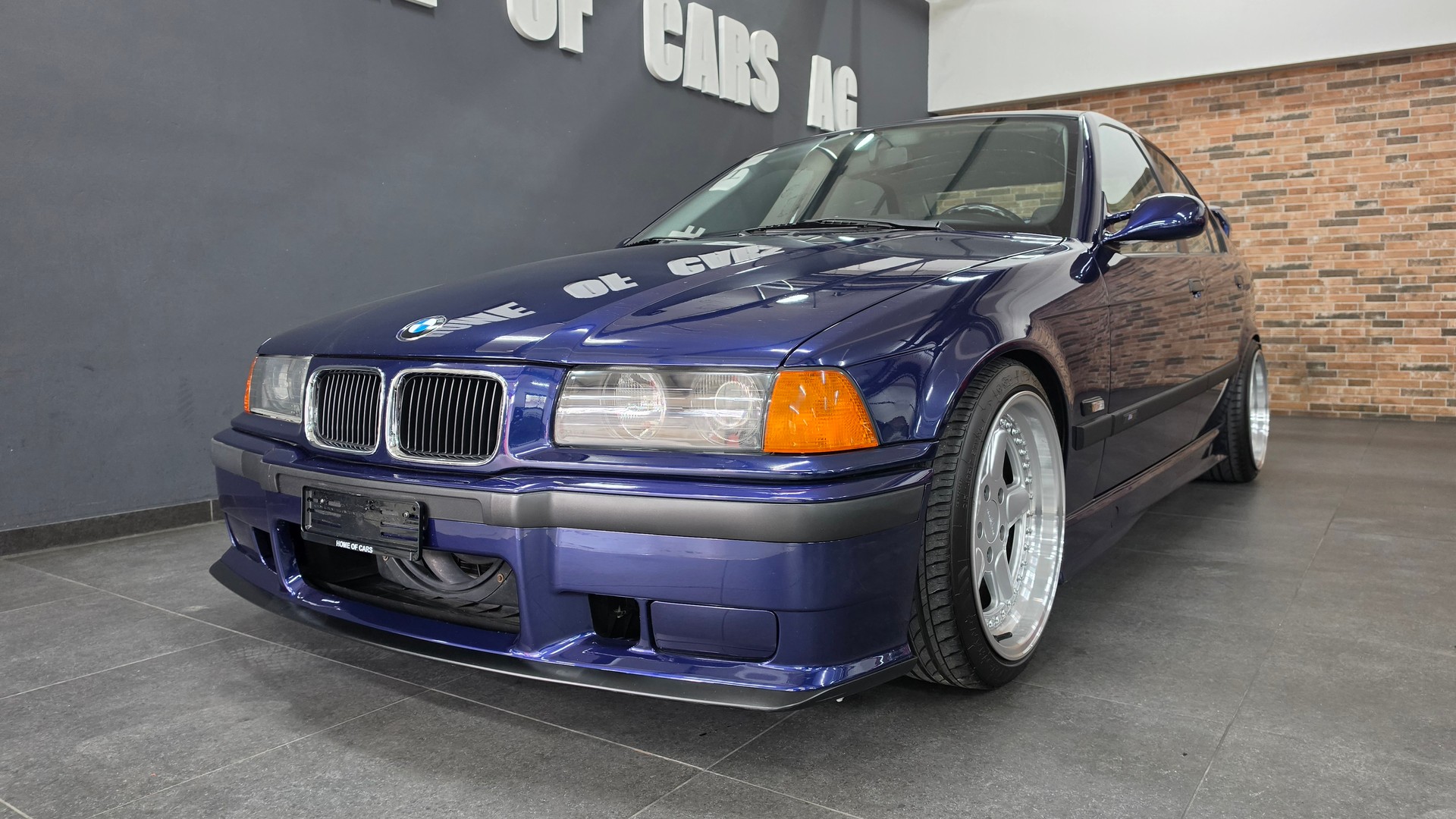 BMW 318iS-showroom-element-1