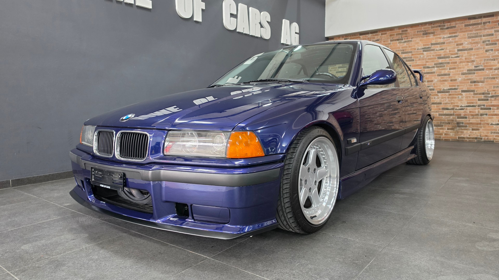 BMW 318iS-showroom-element-2