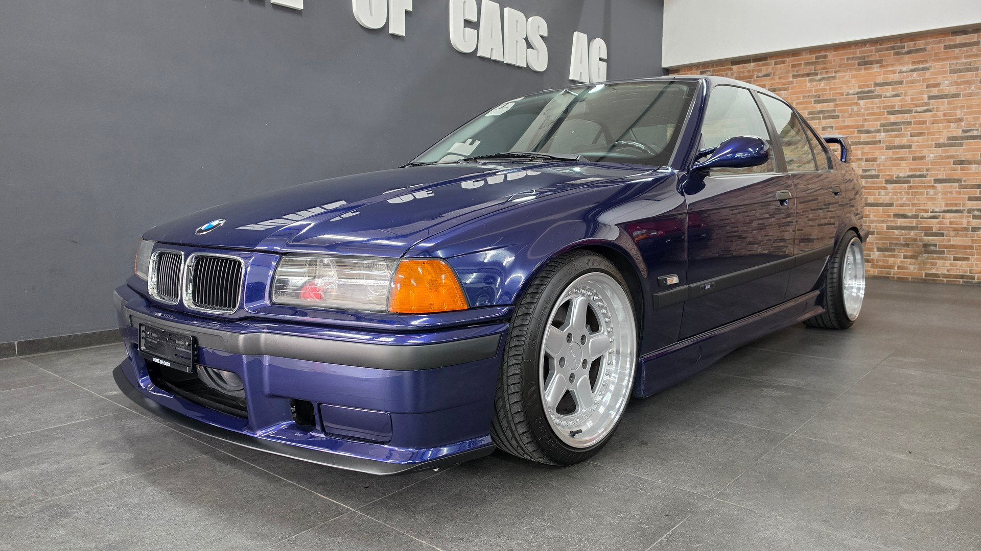 BMW 318iS-showroom-element-3