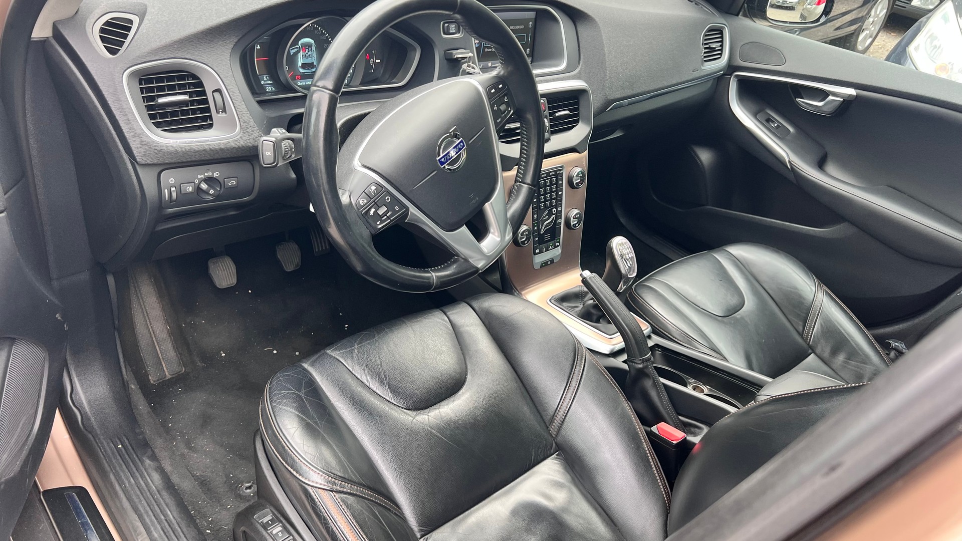 VOLVO V40 Cross Country D2-image-5