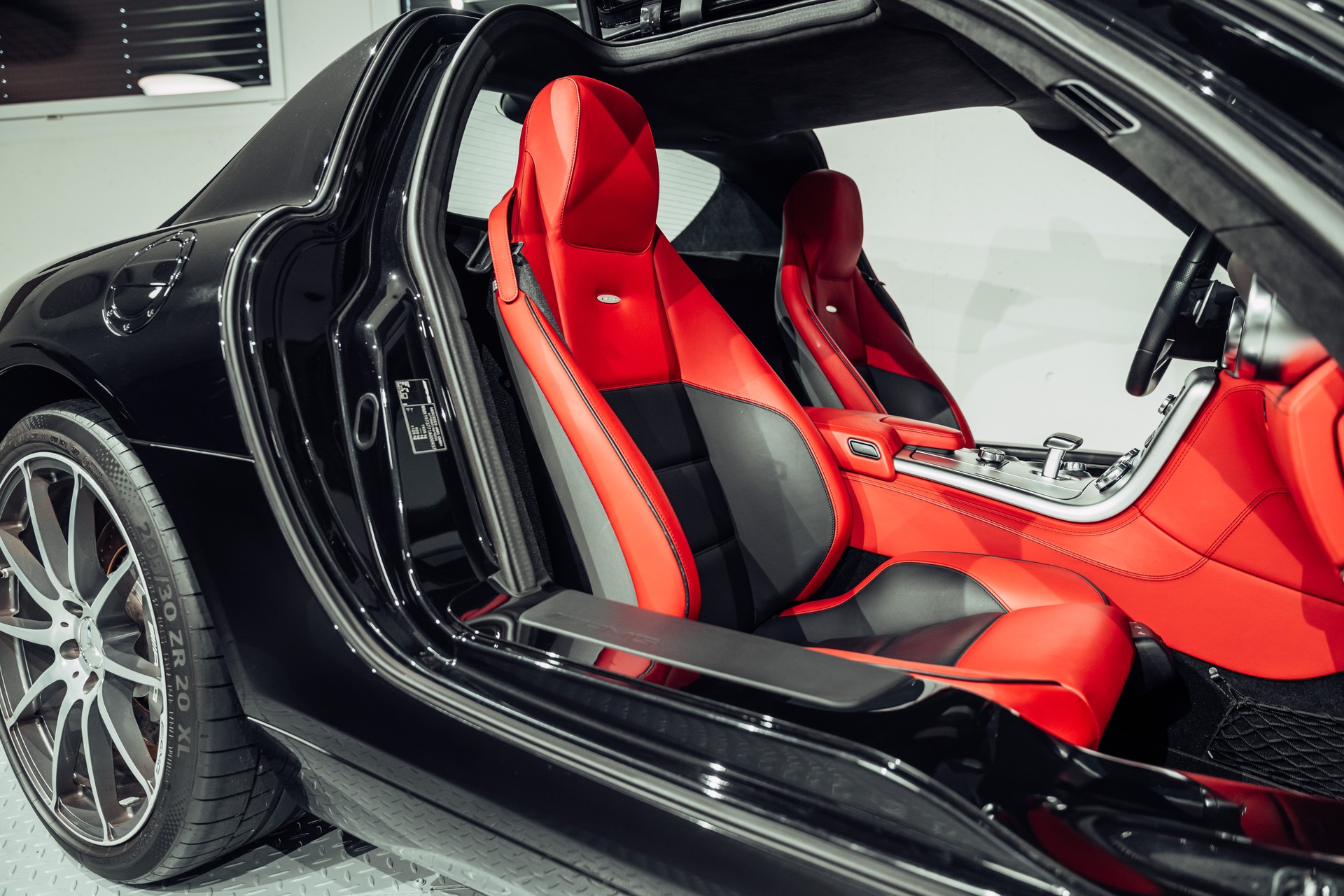 MERCEDES-BENZ SLS 63 AMG Speedshift-image-25