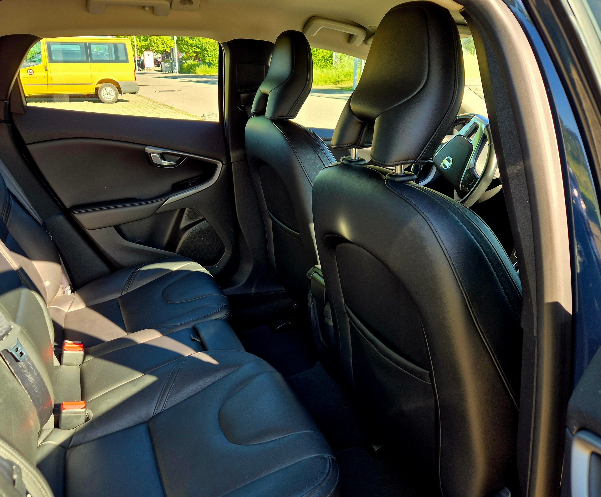 VOLVO V40 D3 Momentum Geartronic-image-4