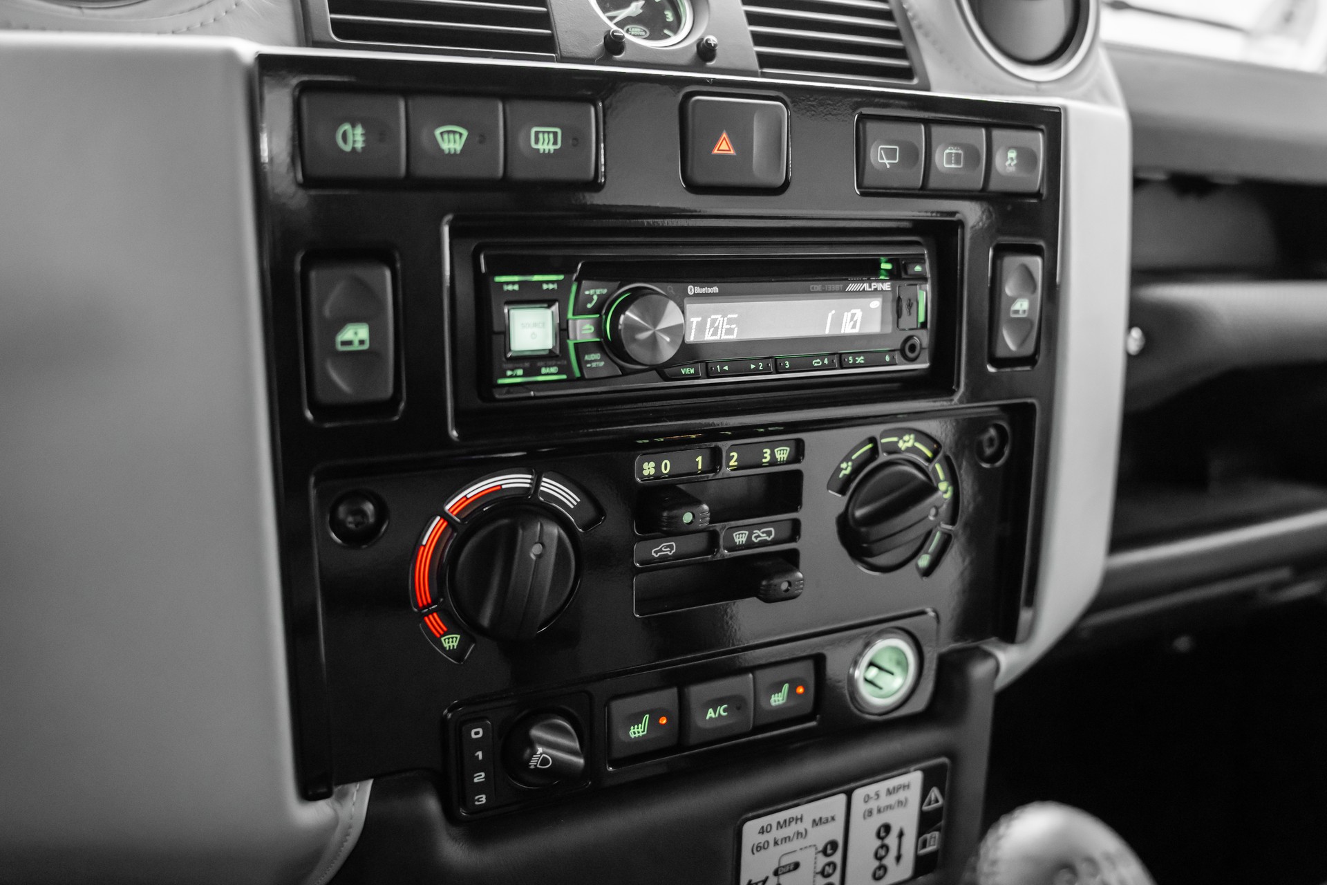 LAND ROVER Defender 90 2.2 TD4 Station Wagon Autobiography-image-22