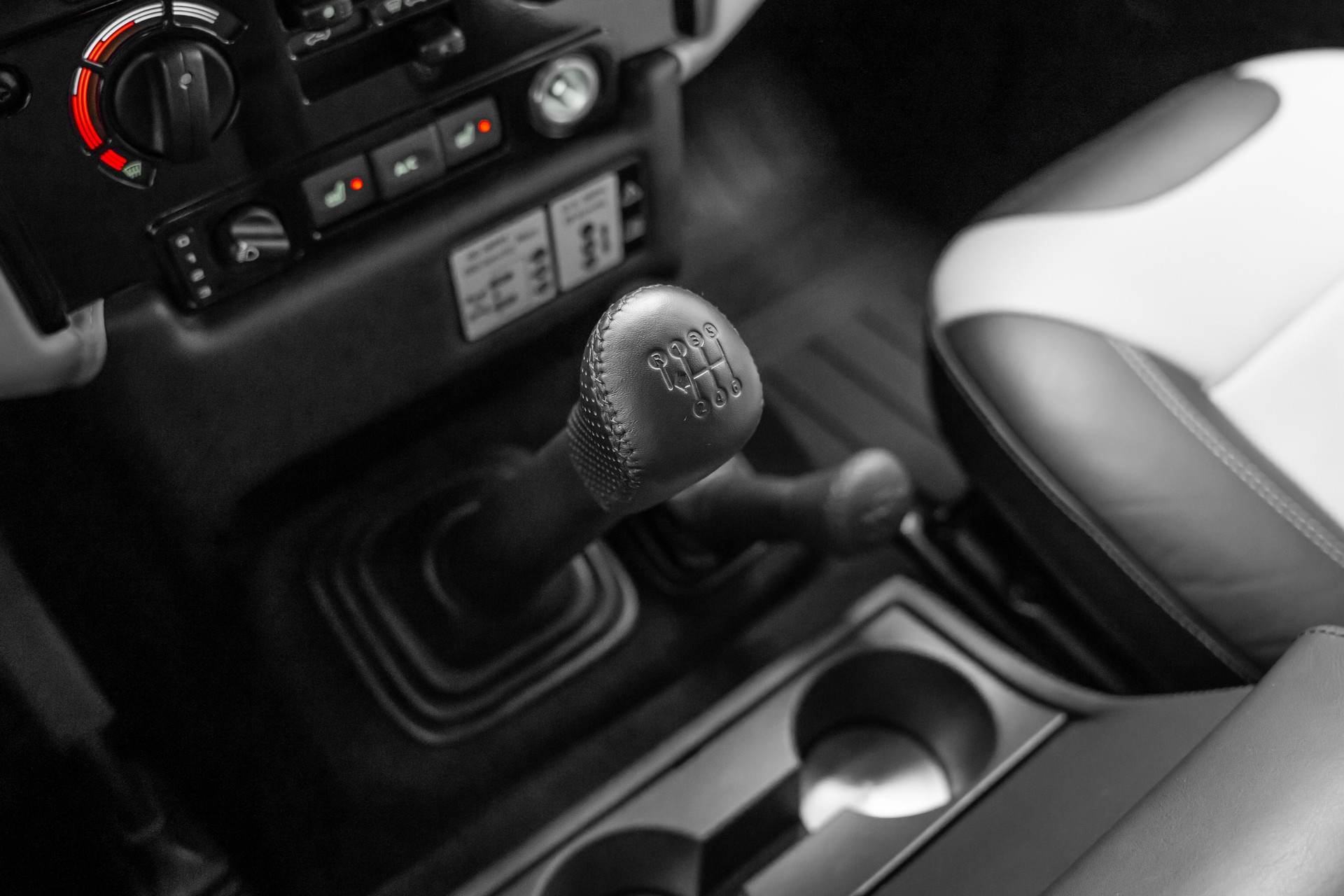 LAND ROVER Defender 90 2.2 TD4 Station Wagon Autobiography-image-23