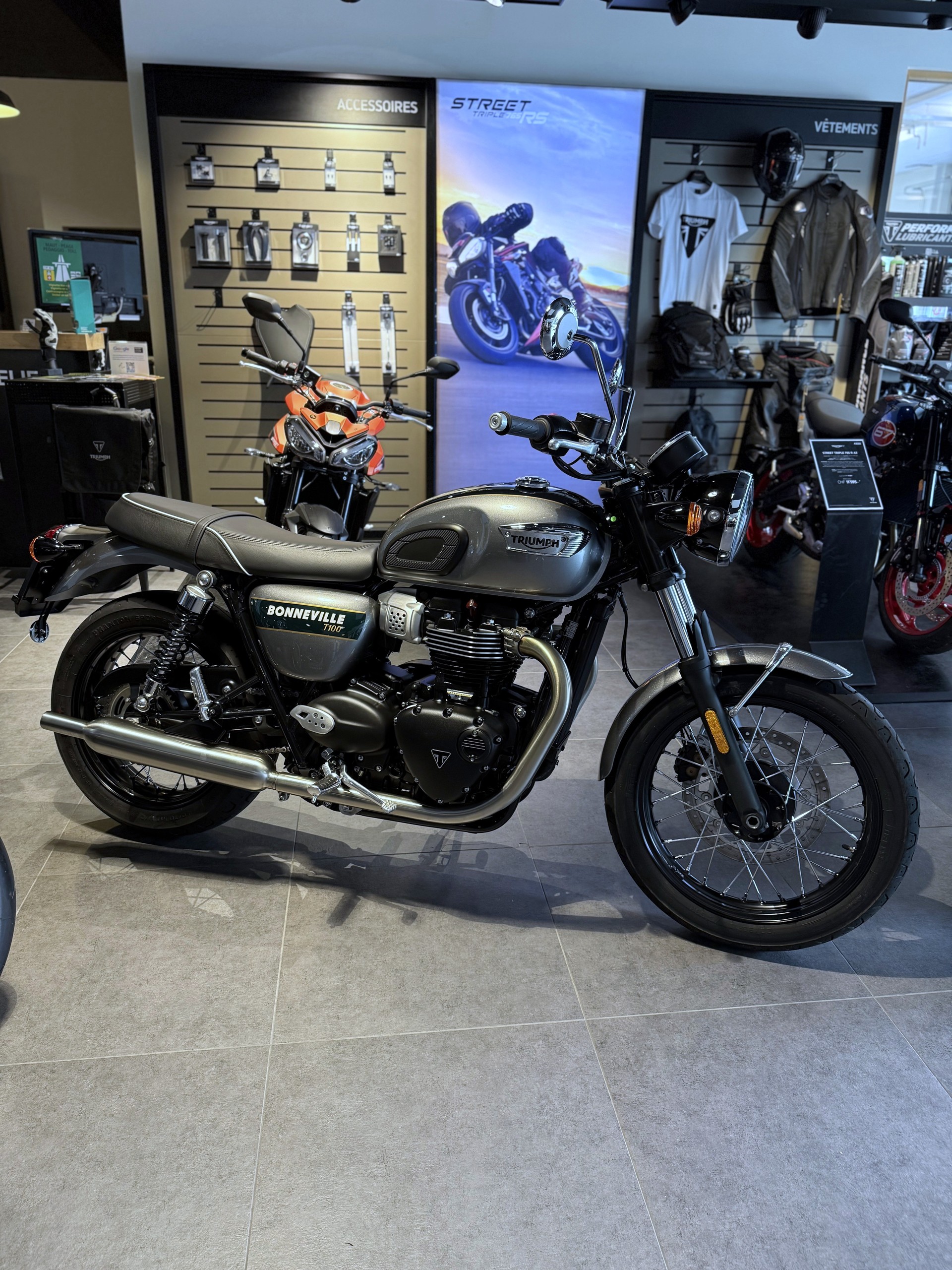 TRIUMPH Bonneville 900 T 100 Special Edition-image-2