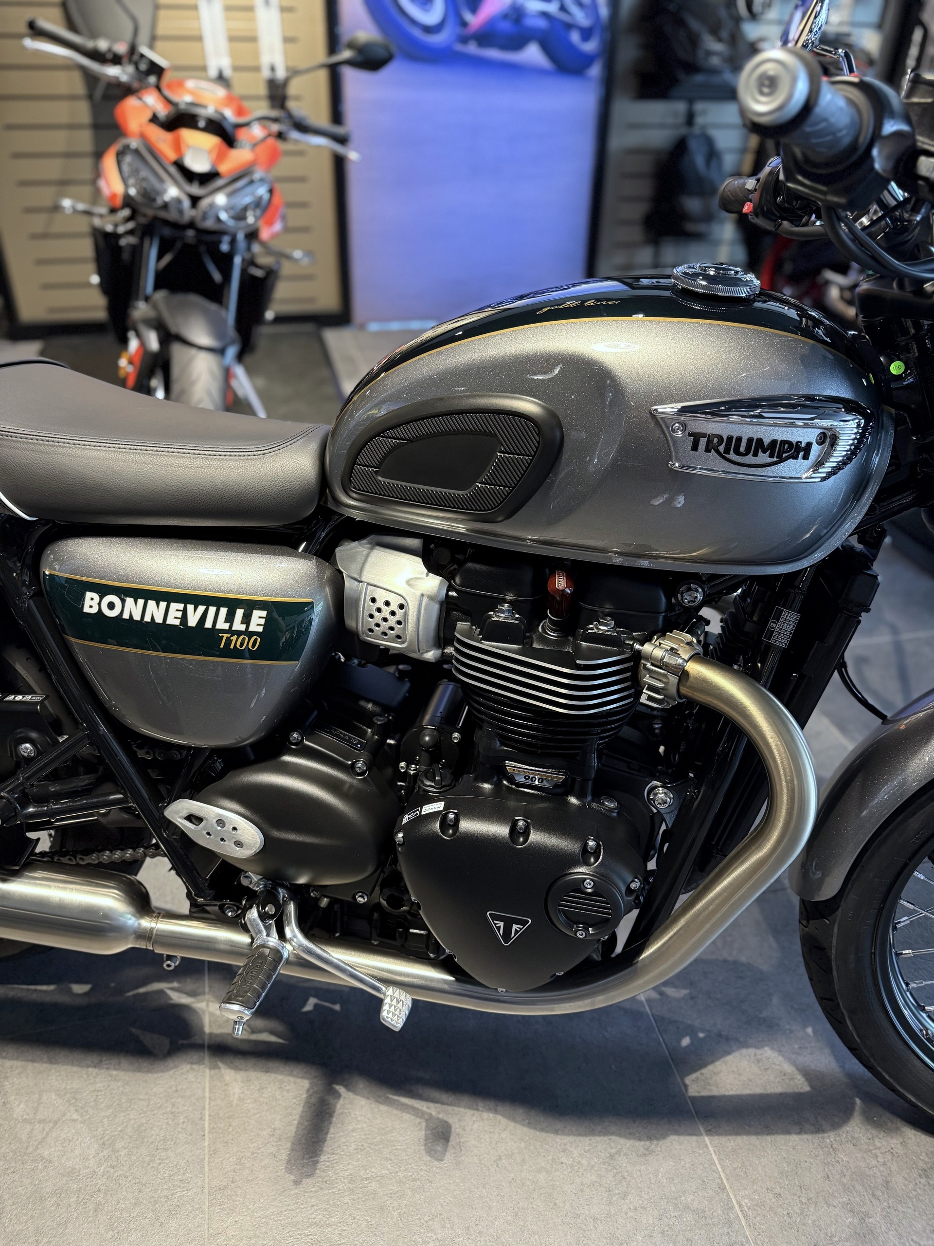 TRIUMPH Bonneville 900 T 100 Special Edition-image-1