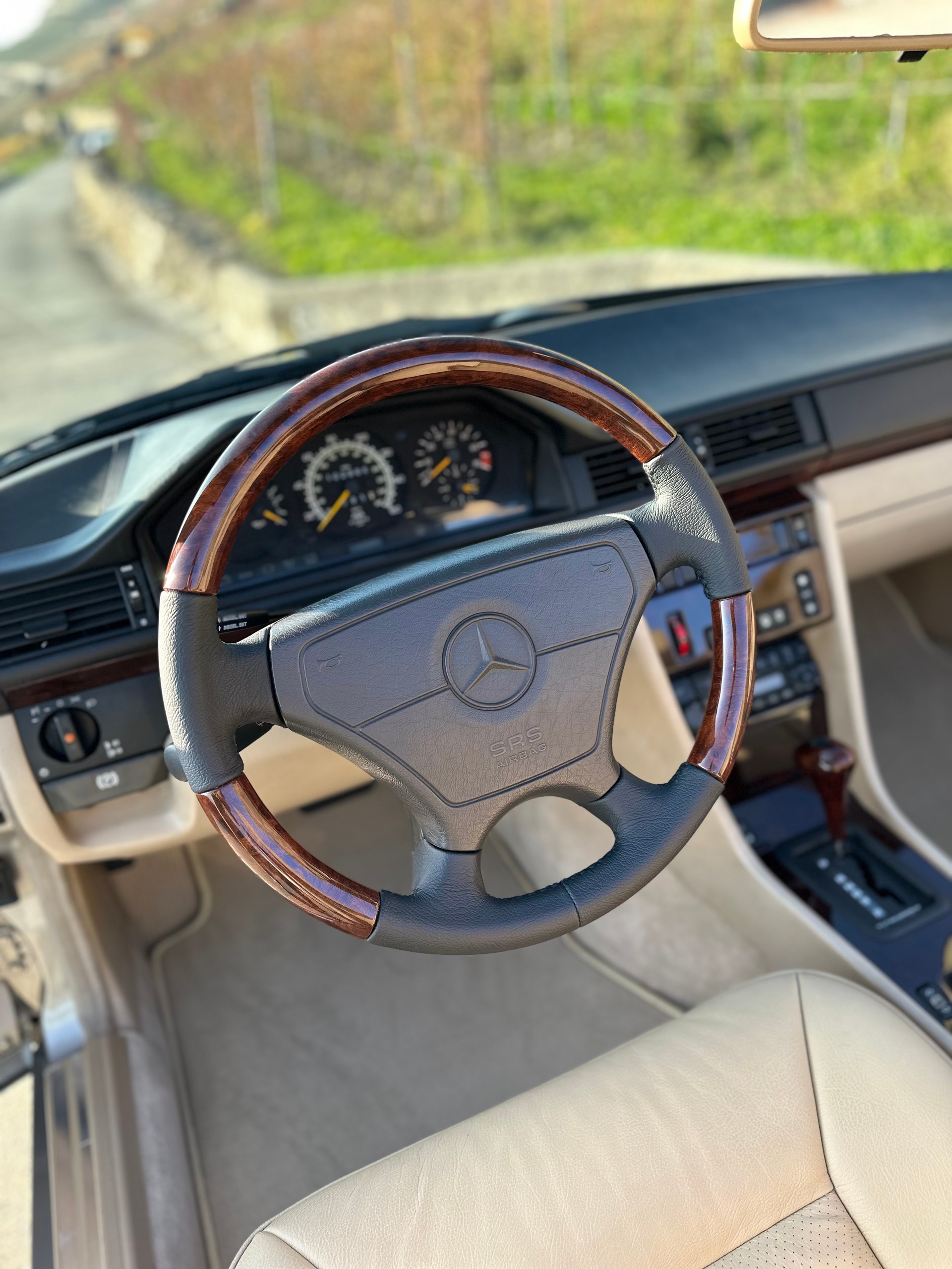 MERCEDES-BENZ E 320 Cabrio-image-13