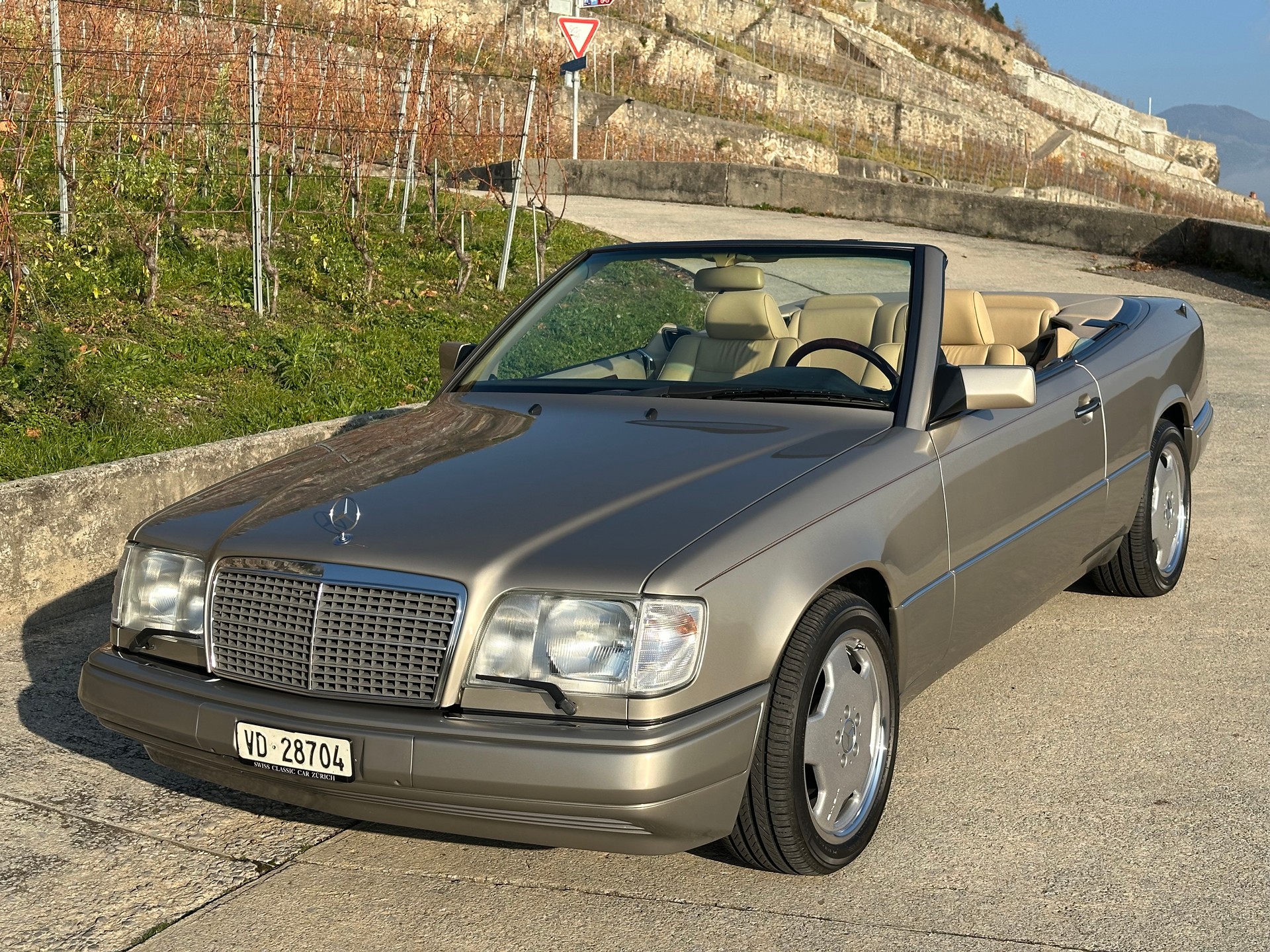 MERCEDES-BENZ E 320 Cabrio-image-2
