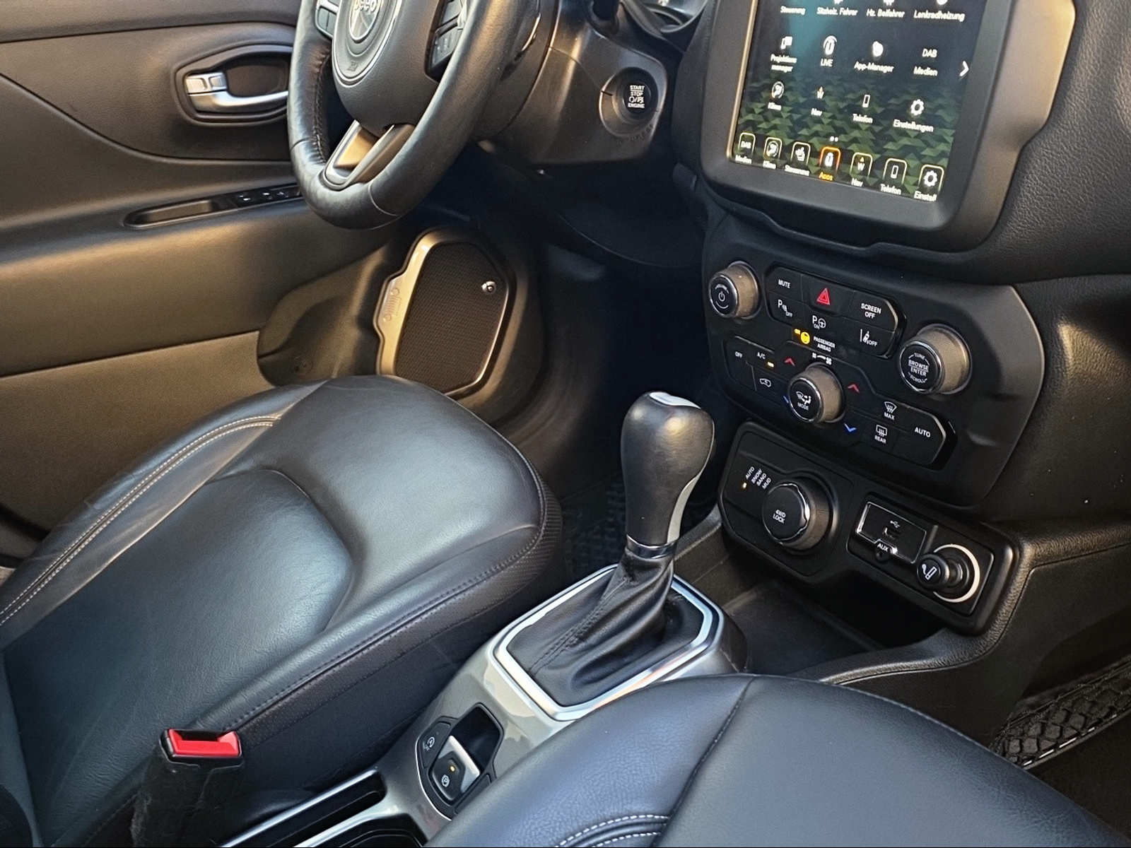 JEEP Renegade 1.3 Turbo Limited AWD-image-12