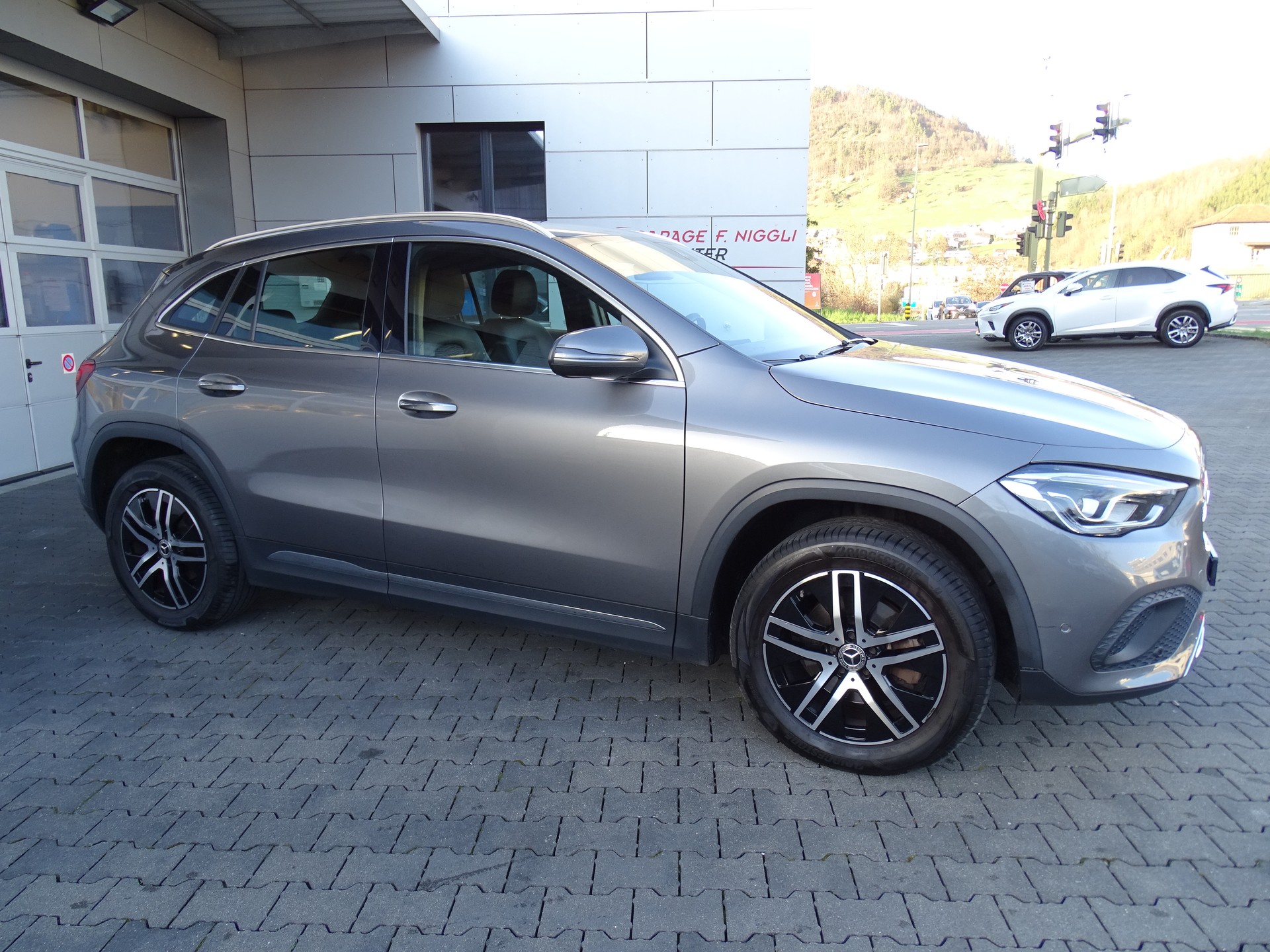 MERCEDES-BENZ GLA 200 Progressive 7G-DCT-showroom-element-2