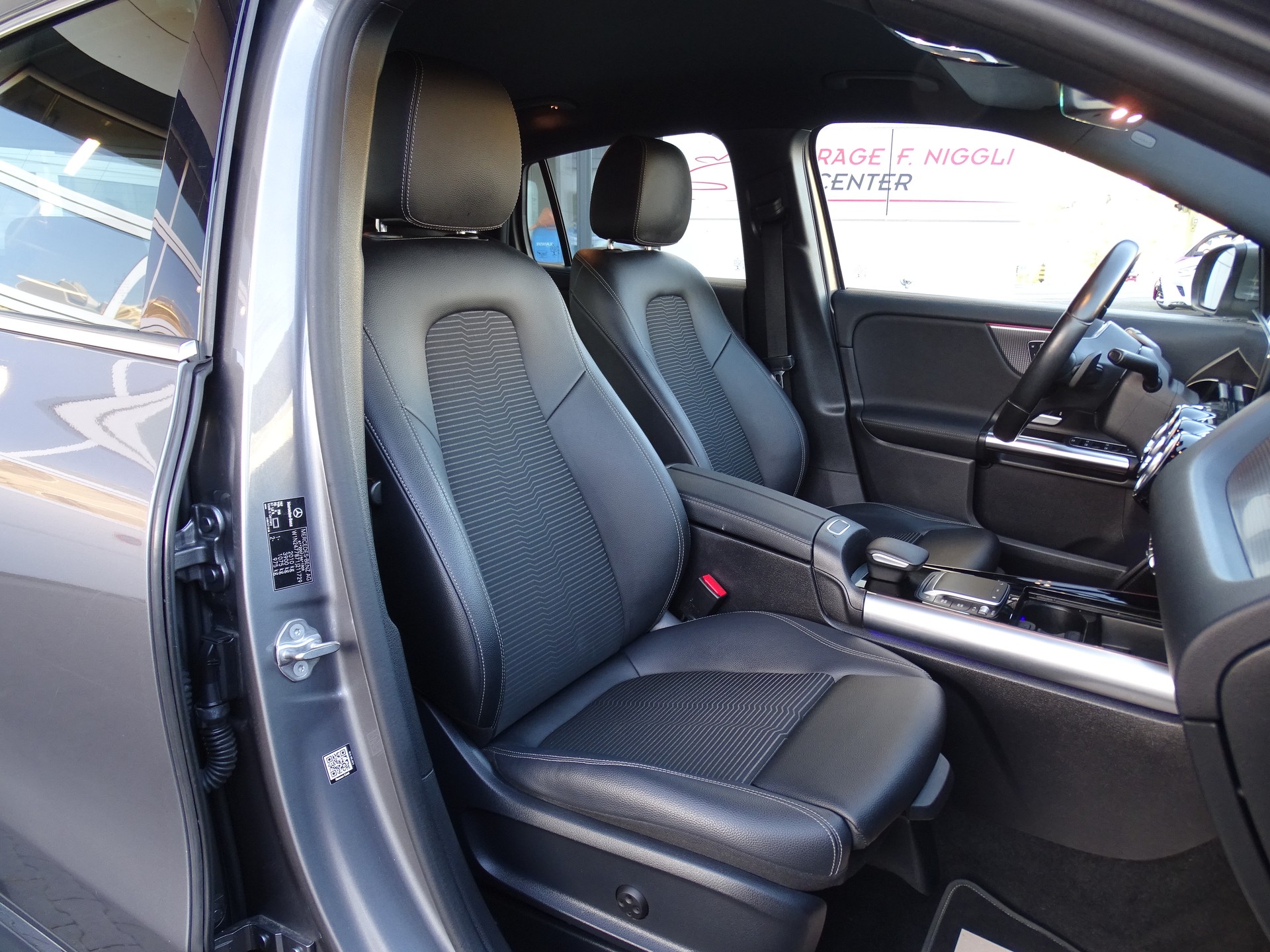 MERCEDES-BENZ GLA 200 Progressive 7G-DCT-image-21
