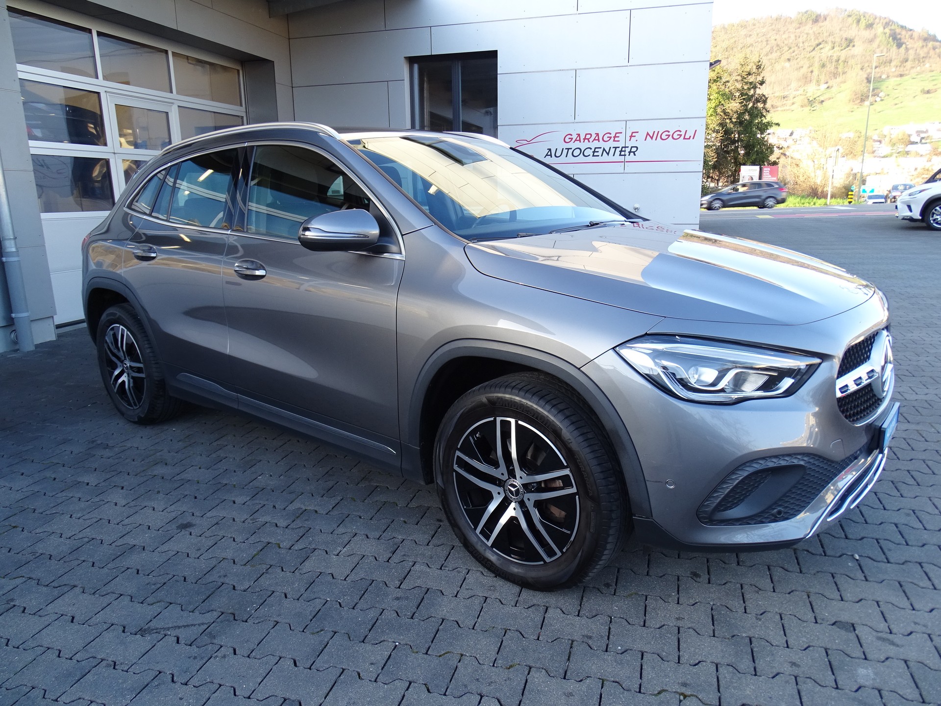 MERCEDES-BENZ GLA 200 Progressive 7G-DCT-showroom-element-1