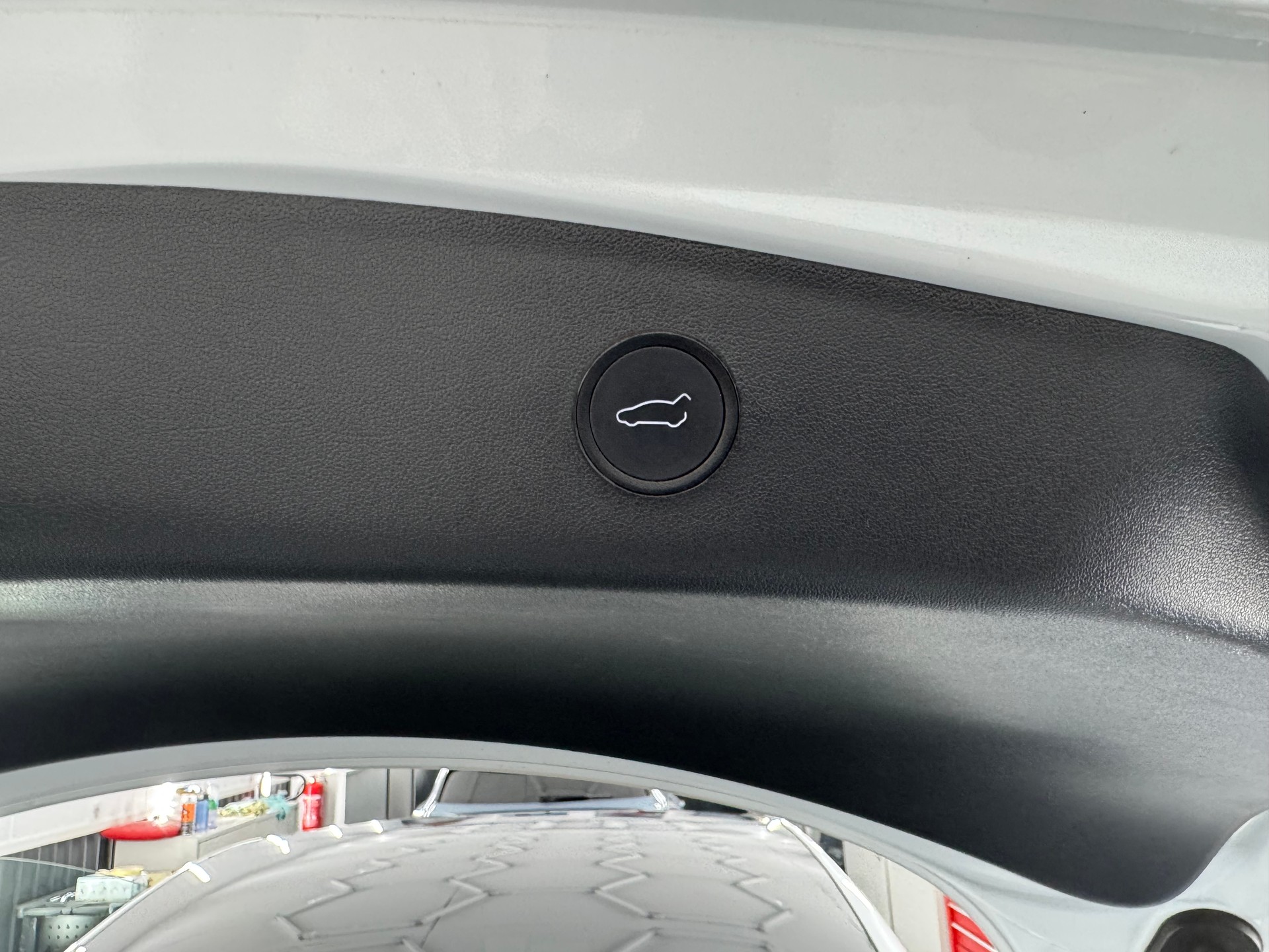 TESLA Model 3-image-5