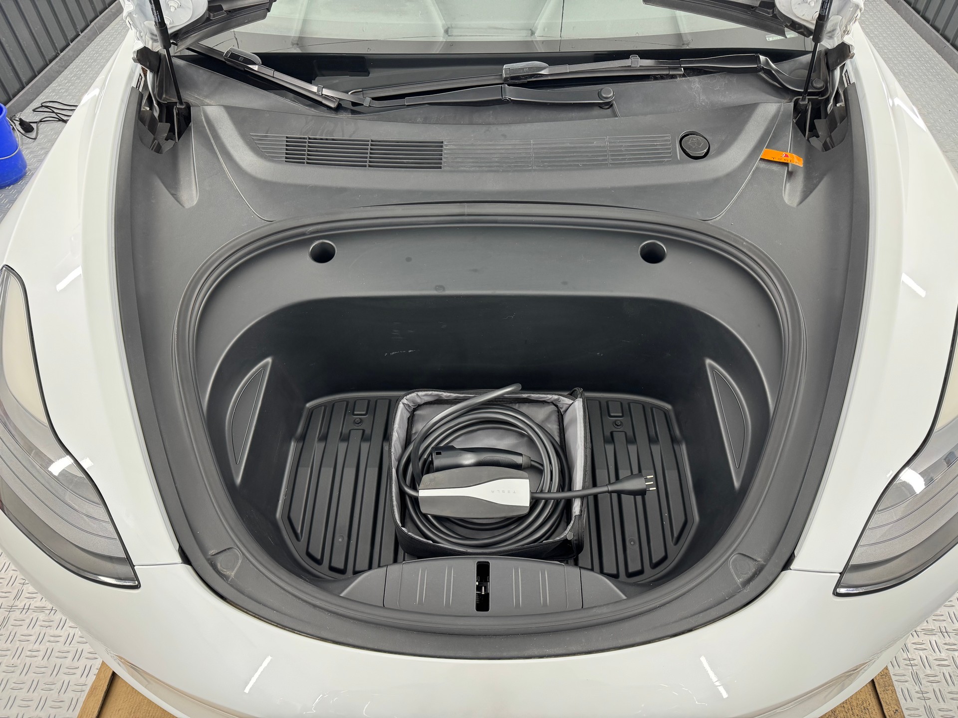 TESLA Model 3-image-12