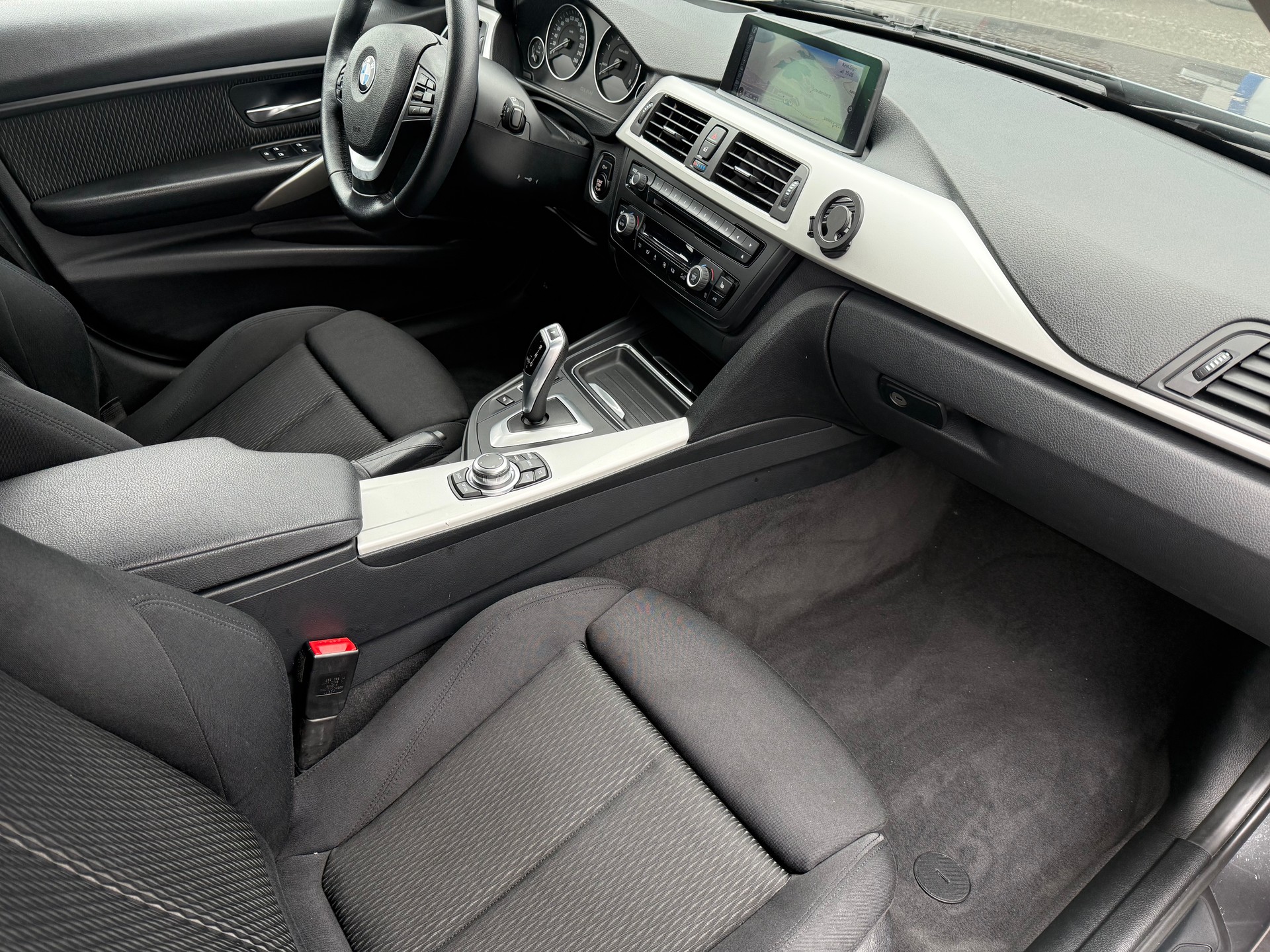 BMW 320d Touring Steptronic-image-11