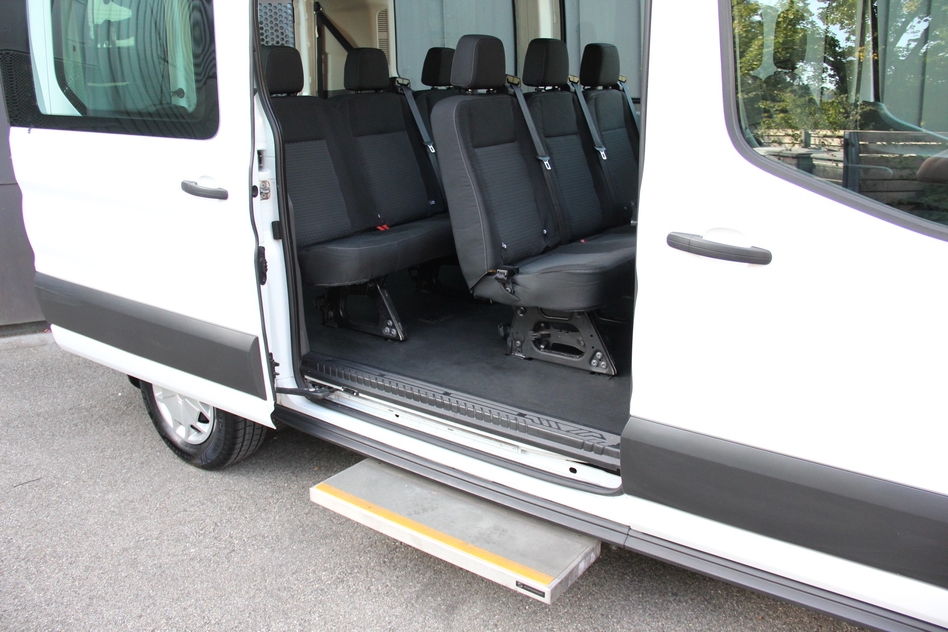 FORD Transit BUS **9-SITZE** SCHULBUS **ROLLSTUHL-GURT**