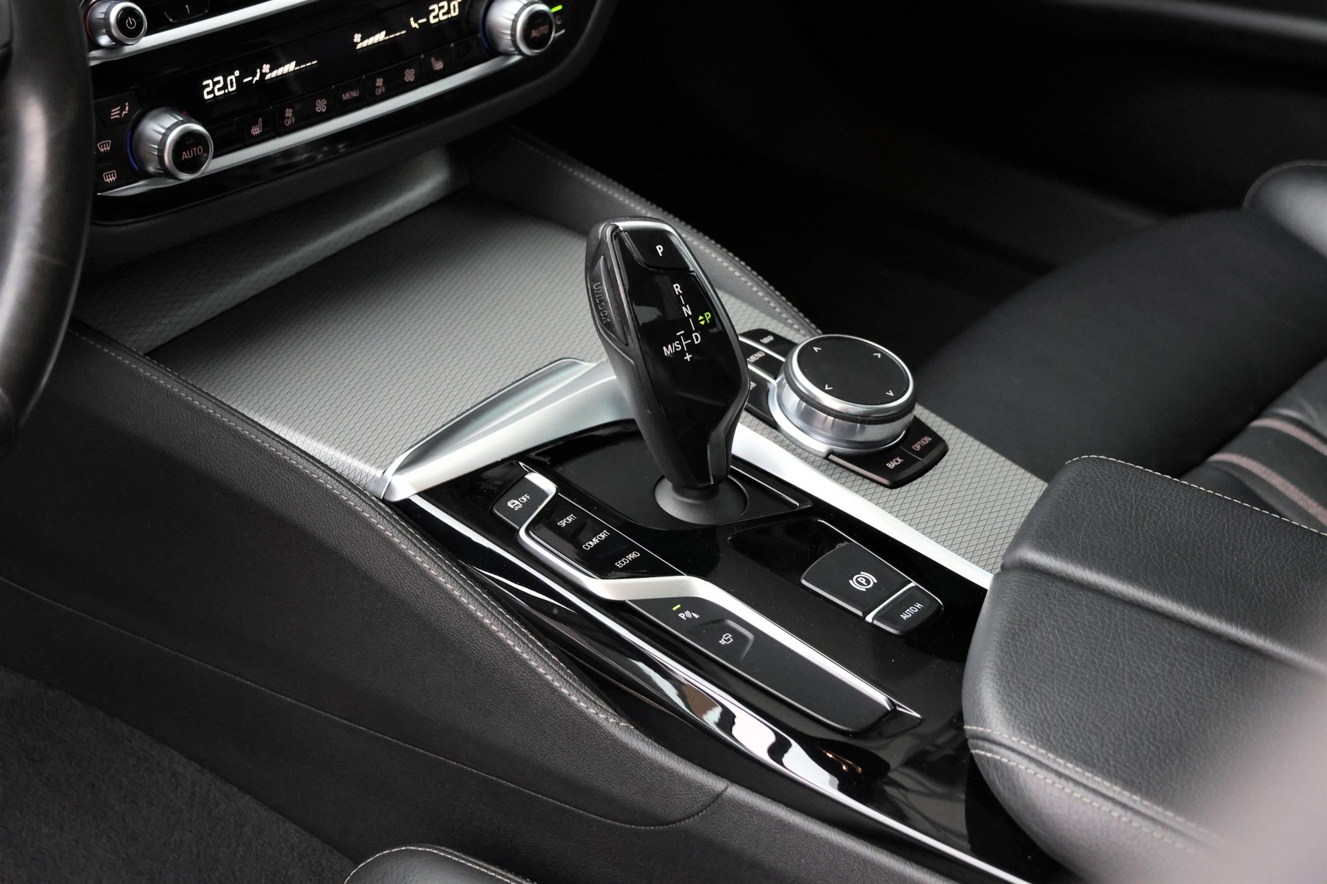 BMW 520d xDrive Touring Luxury Line Steptronic-image-6