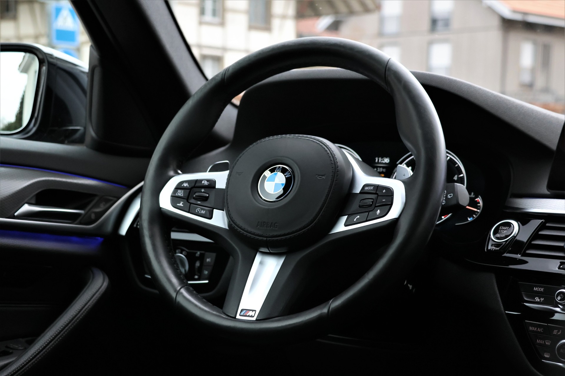 BMW 520d xDrive Touring Luxury Line Steptronic-image-9