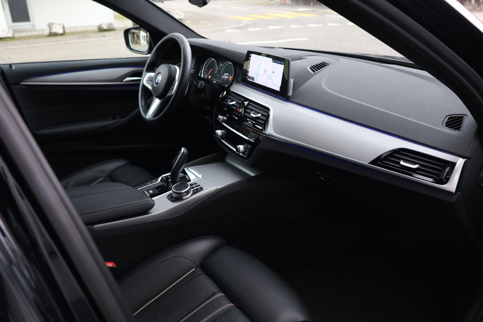 BMW 520d xDrive Touring Luxury Line Steptronic-image-10