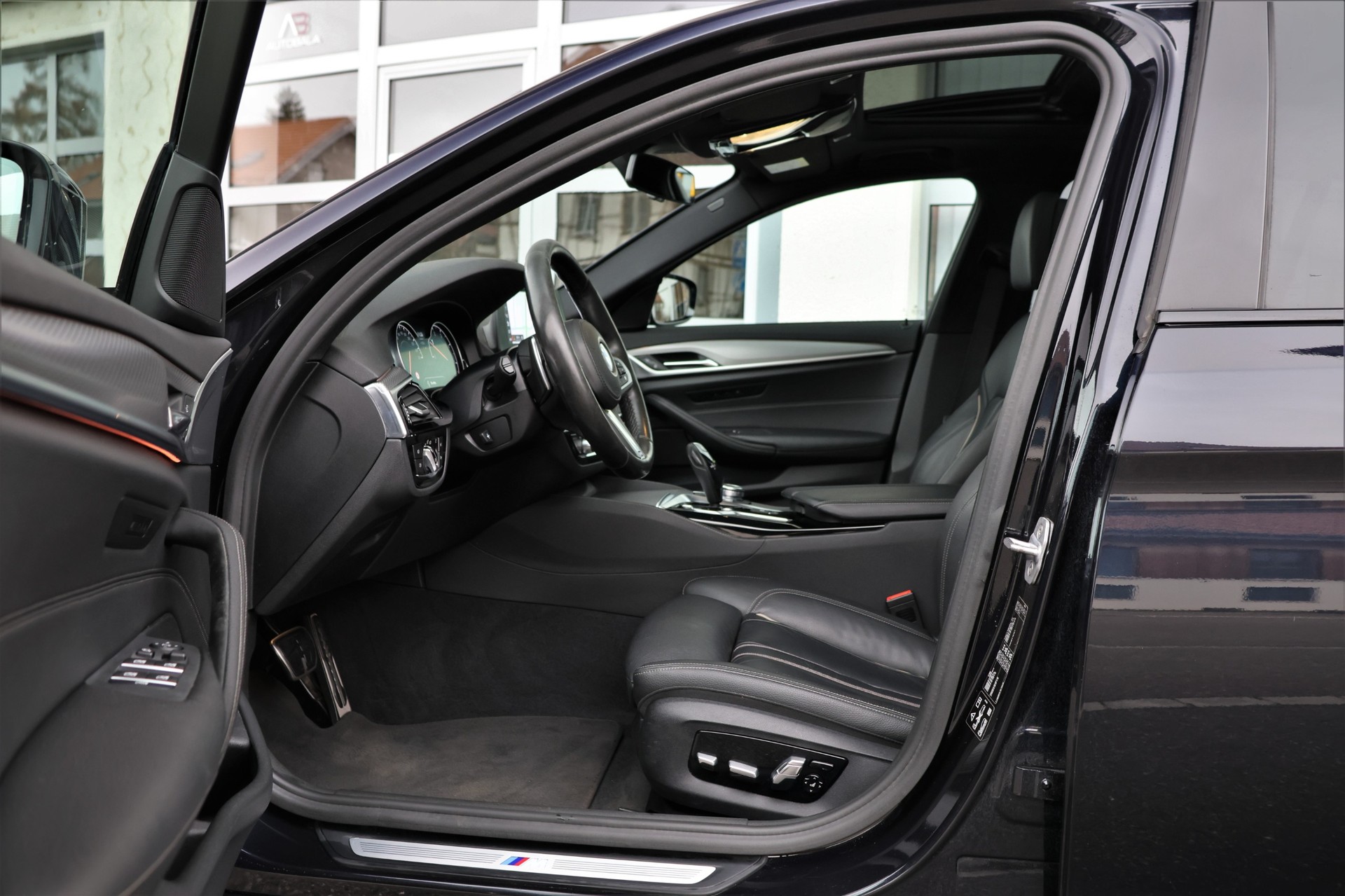 BMW 520d xDrive Touring Luxury Line Steptronic-image-4