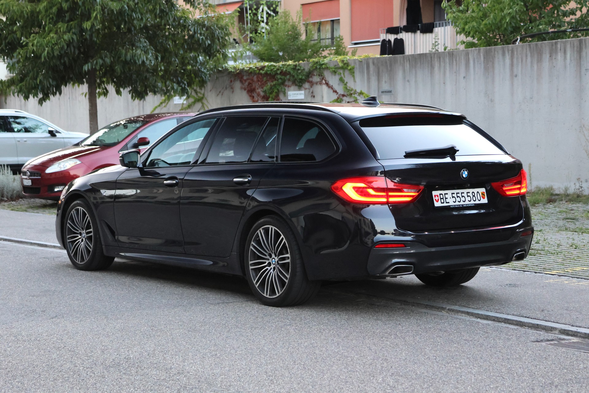 BMW 520d xDrive Touring Luxury Line Steptronic-showroom-element-3