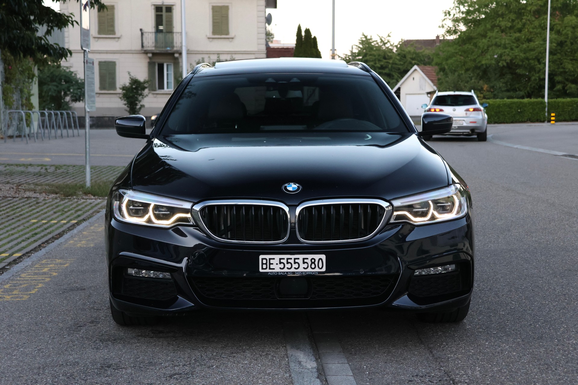 BMW 520d xDrive Touring Luxury Line Steptronic-showroom-element-1