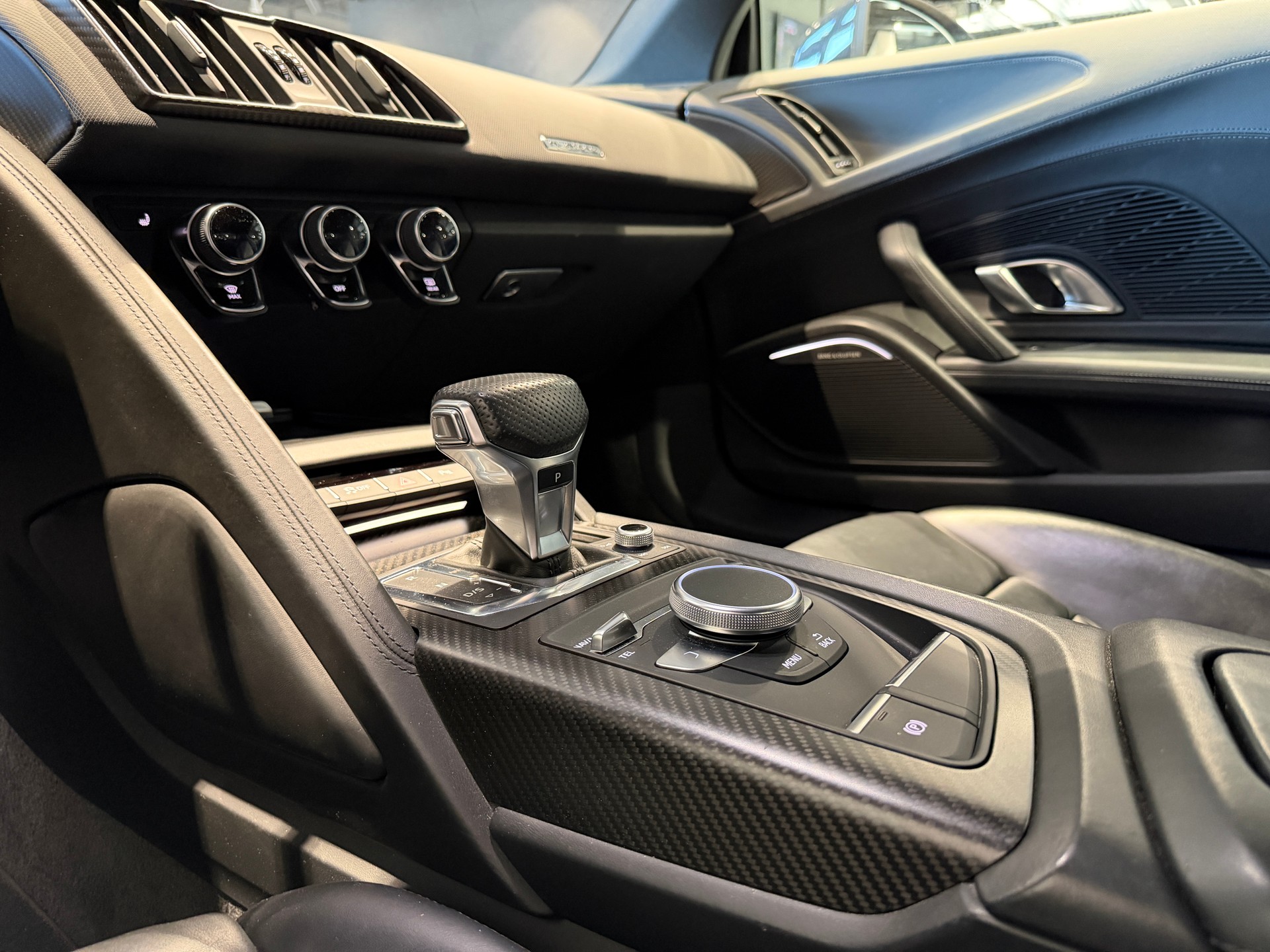 AUDI R8 Coupé 5.2 plus S-Tronic-image-10