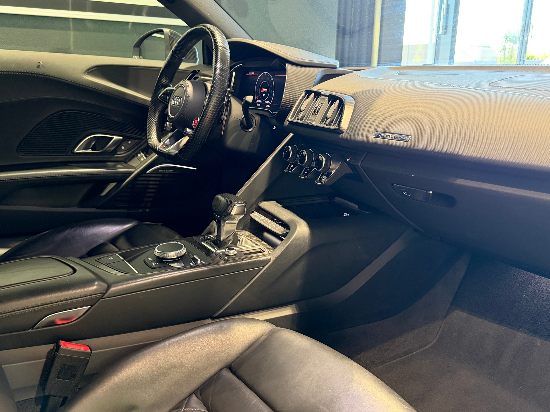 AUDI R8 Coupé 5.2 plus S-Tronic-image-9