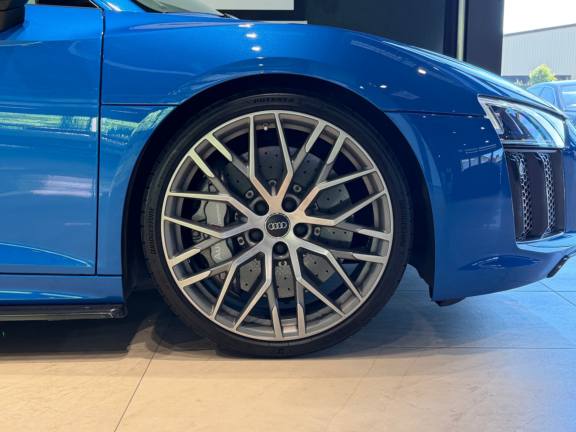 AUDI R8 Coupé 5.2 plus S-Tronic-image-4