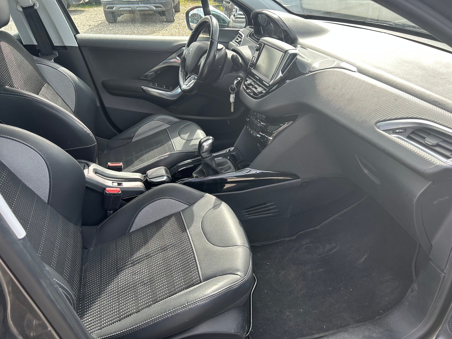 PEUGEOT 2008 1.2 PureTech Allure-image-9